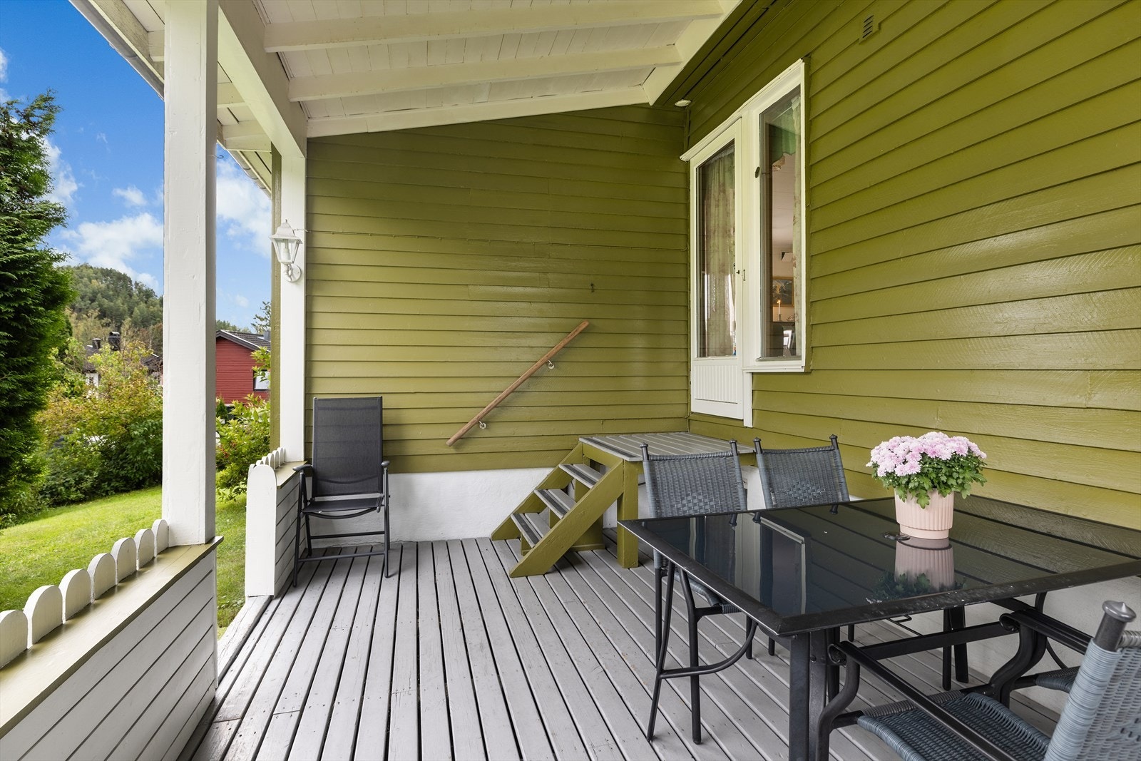 Hyggelig overbygget terrasse som skaper en lun atmosfære som inviterer til utendørs hygge, sammen med familie og venner. Galleribilde