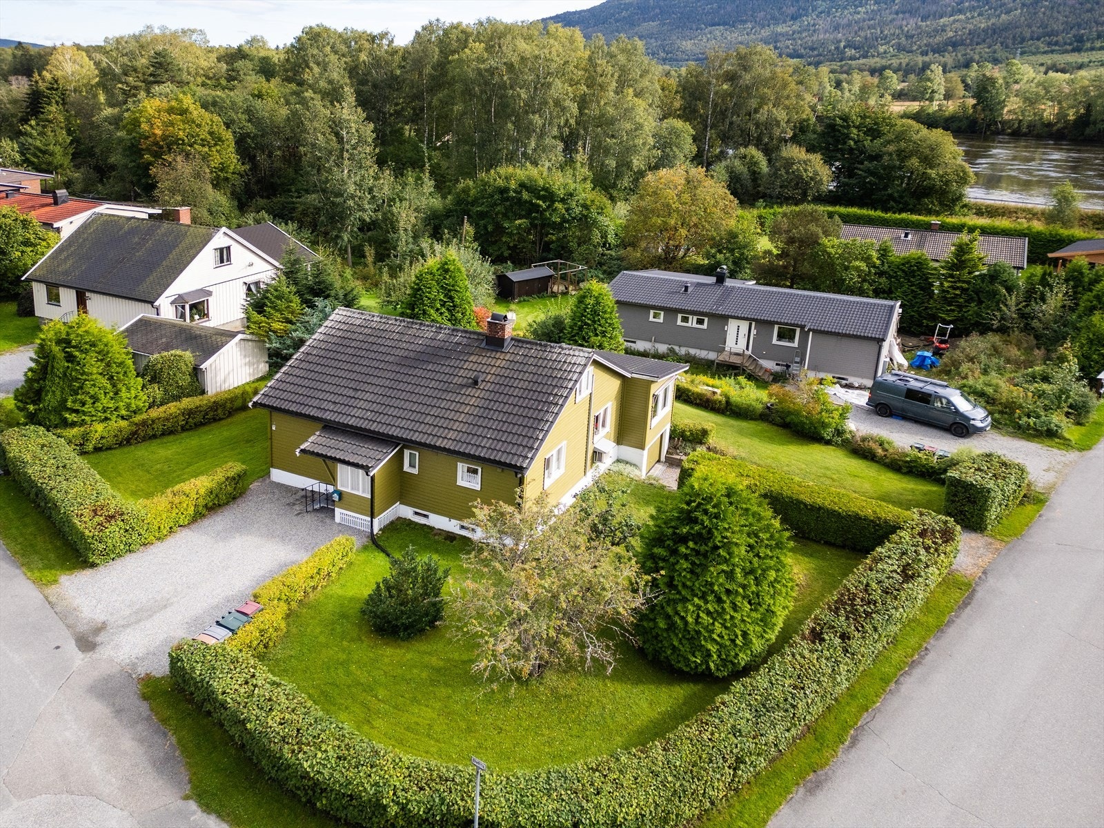 Velholdt og innholdsrik enebolig med integrert garasje beliggende i fine omgivelser på Solbergmoen - renoveringsobjekt! Galleribilde