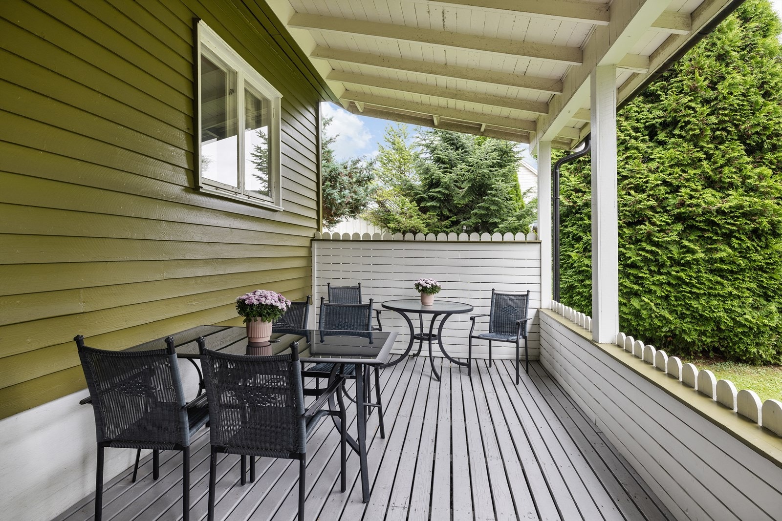 Den skjermede uteplassen byr på et privat og avslappende miljø, perfekt for å nyte både morgenkaffen og lange sommerkvelder. Galleribilde