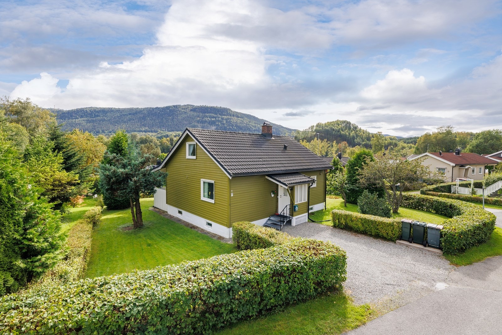 Svært familievennlig beliggenhet med umiddelbar nærhet til det meste man trenger i hverdagen. Galleribilde