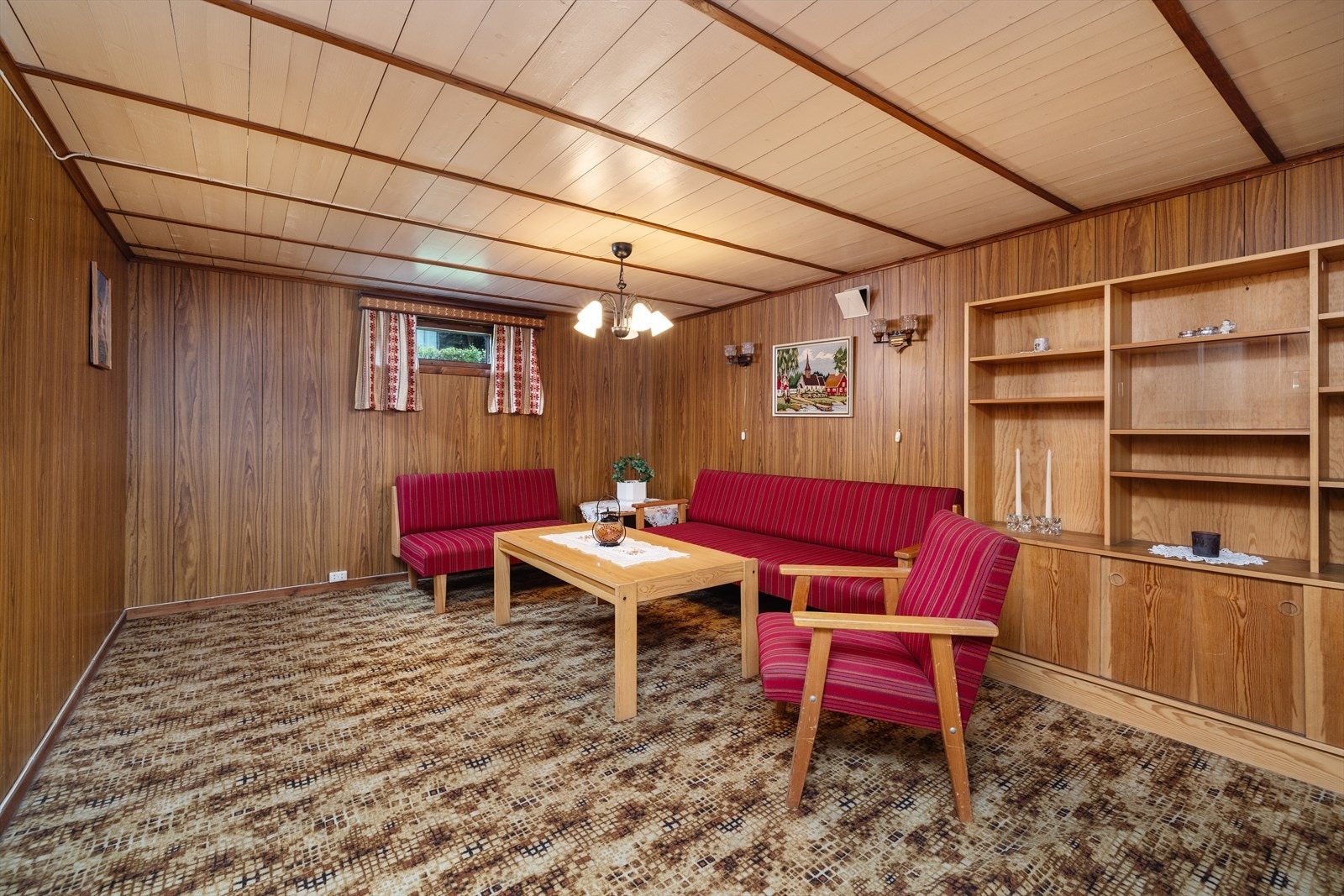 Innredet kjellerstue (ikke godkjent). Galleribilde