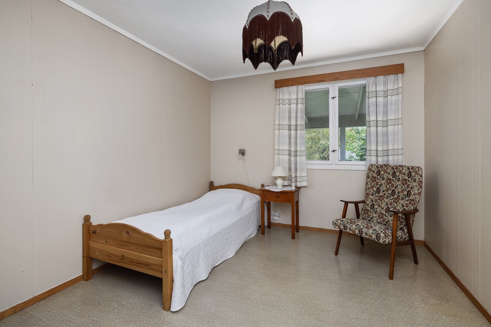 Soverommene bærer preg av tidens tann og med en oppgradering vil rommene kunne forvandles til mer moderne og innbydende soverom. Galleribilde