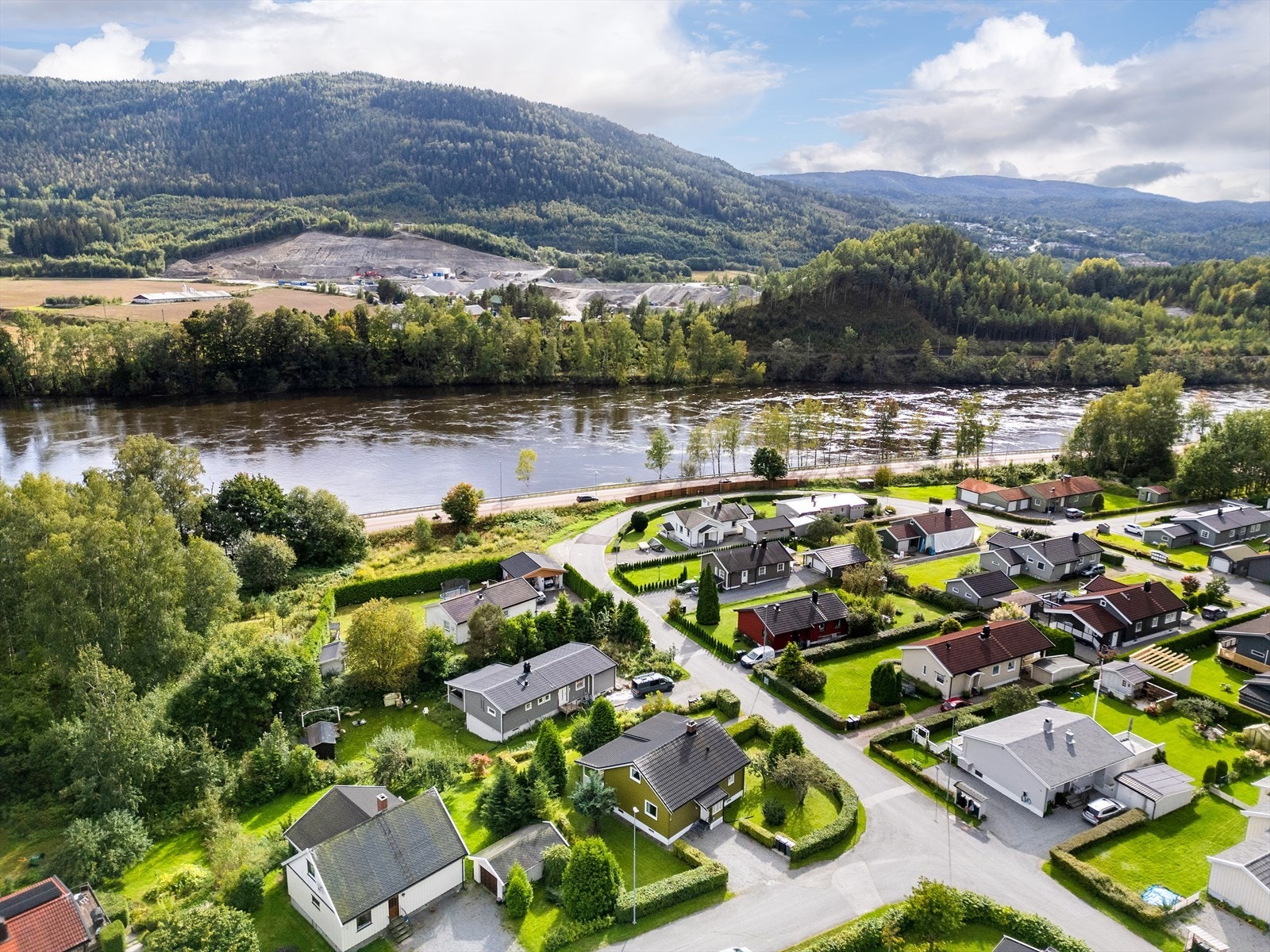 Fra boligen har du kort gange til et variert turterreng, lysløype og populære turmål. Galleribilde