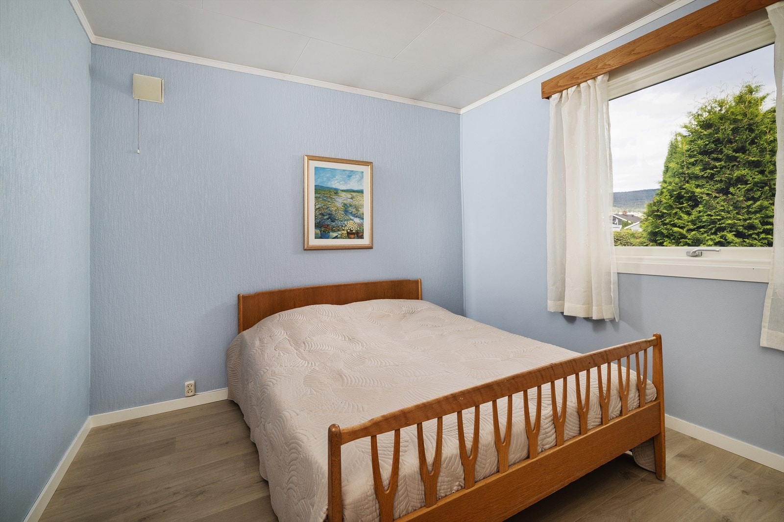 Boligen har 4 soverom av god størrelse, der 2 av rommene ligger i 1.etasje og de andre to i 2.etasje. Galleribilde