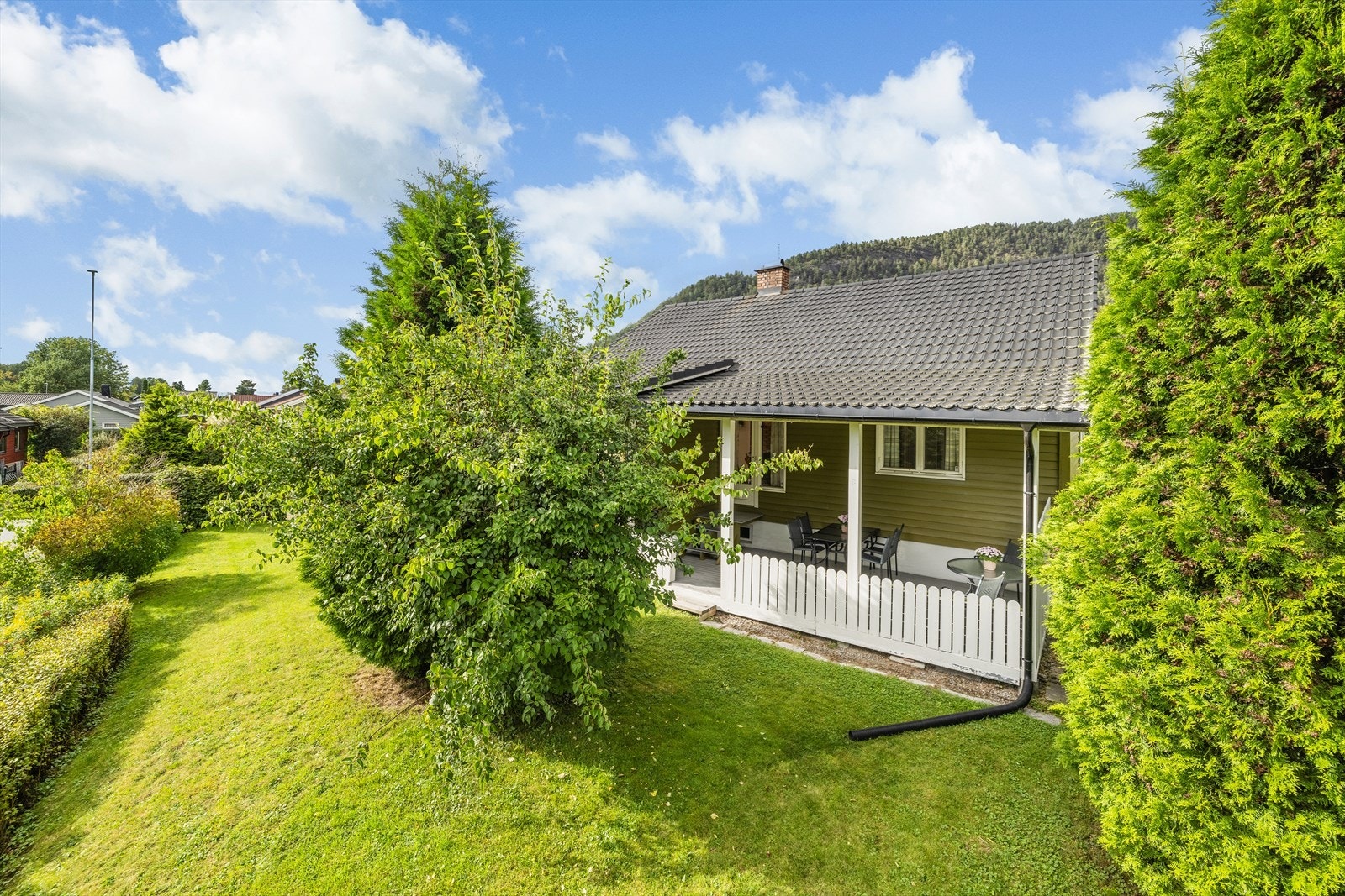 Stor hage med mye boltreplass for de minste. Galleribilde