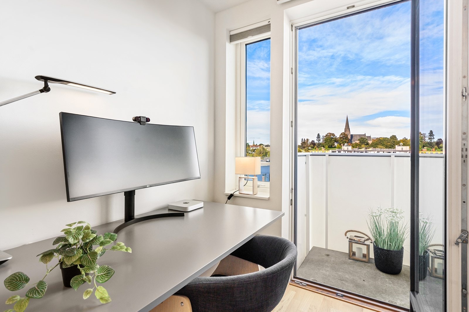 Det er plass til seng, skrivepult og garderobeskap. Galleribilde