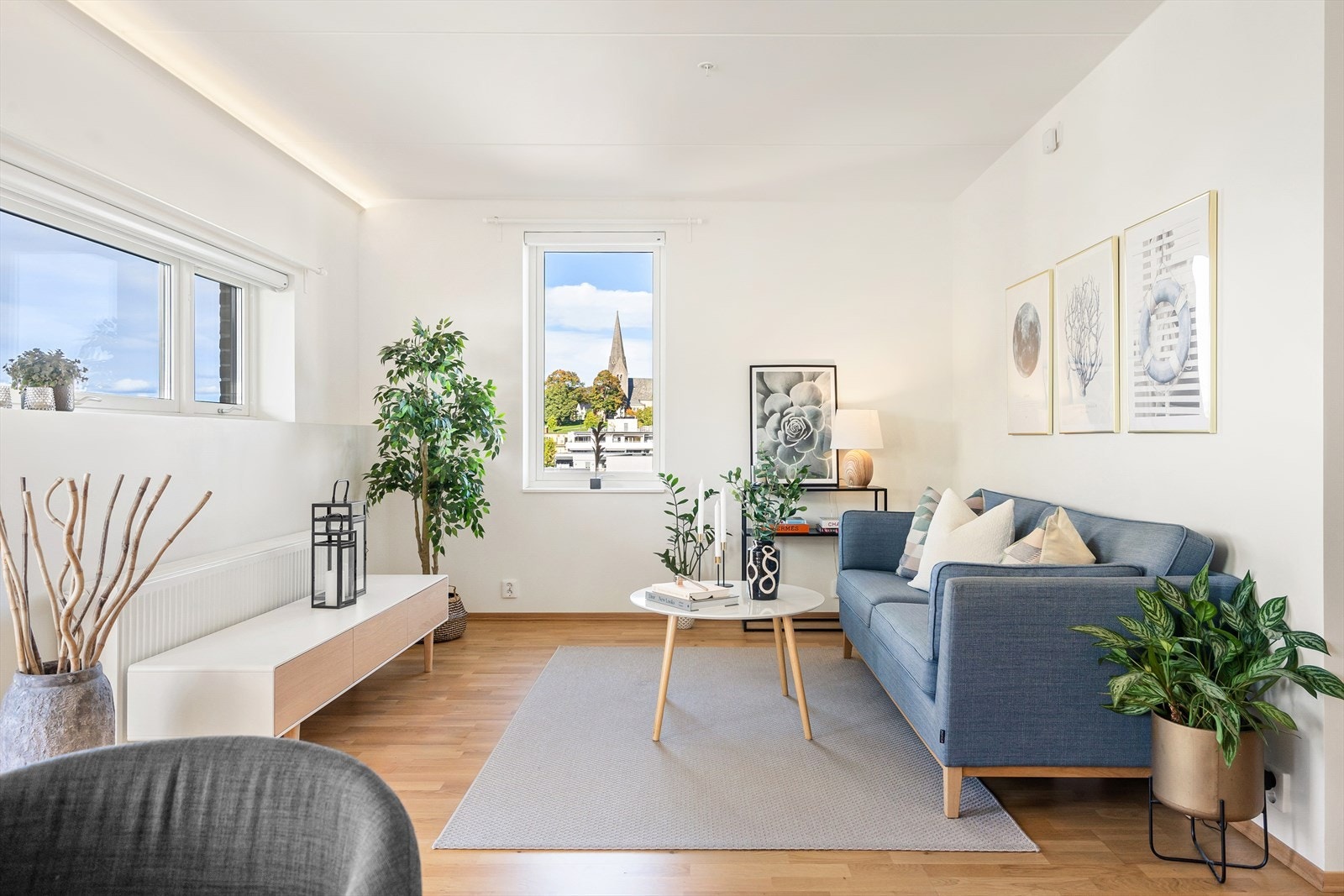 Skjermet, innbydende stue med god plass til sofagruppe, sofabord og tv-benk. Galleribilde