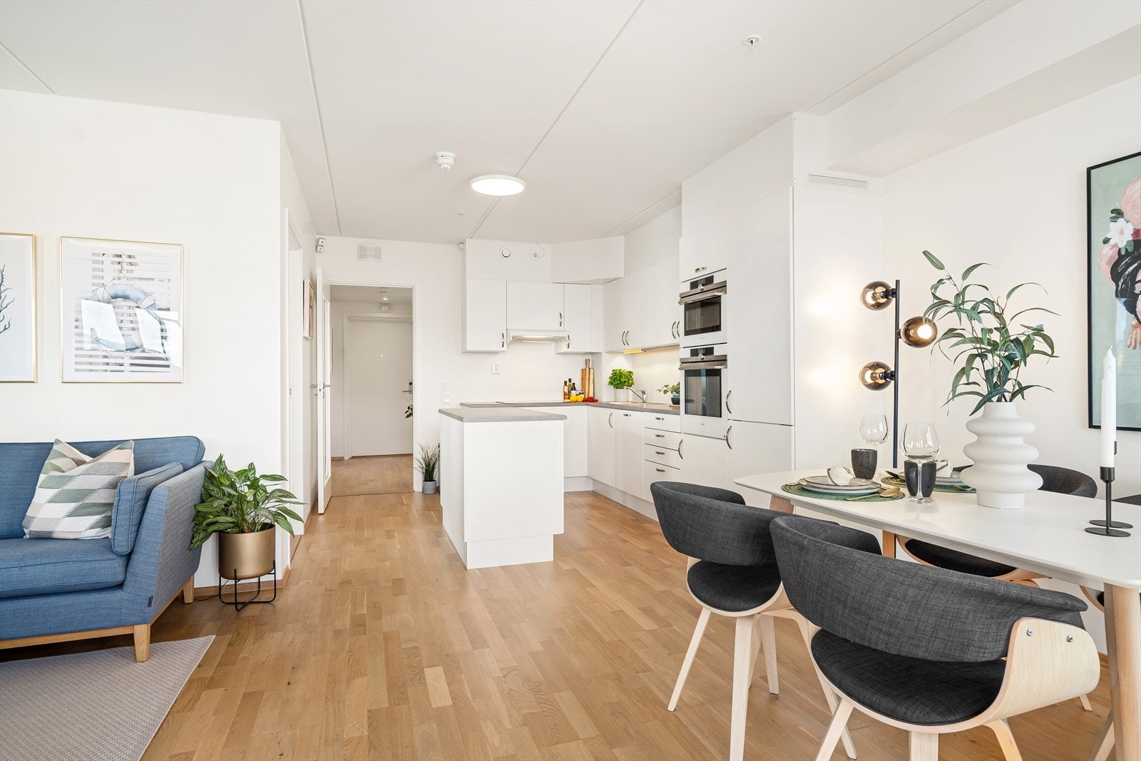 Pent, smakfullt kjøkken fra AUBO med kjøkkenøy. Galleribilde