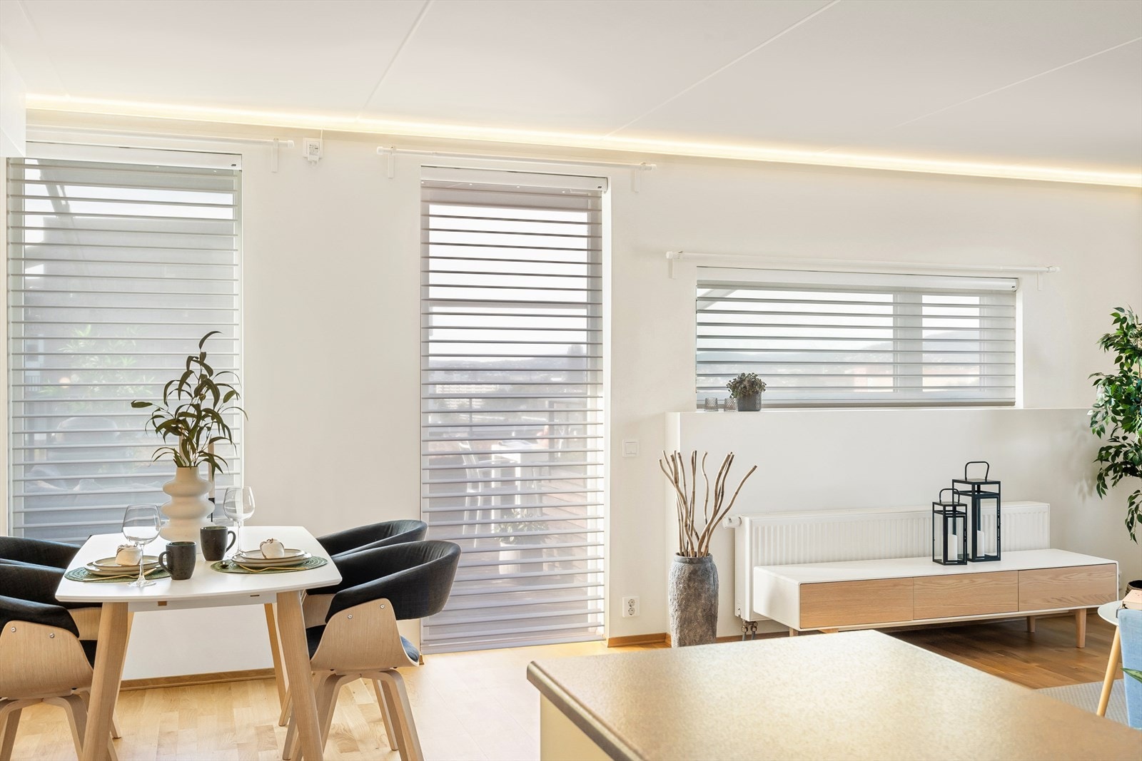 Det er montert elektrisk, innvendig solskjerming fra Luxaflex. Silhouette gardiner i stue og Duette gardiner på soverommene. Galleribilde