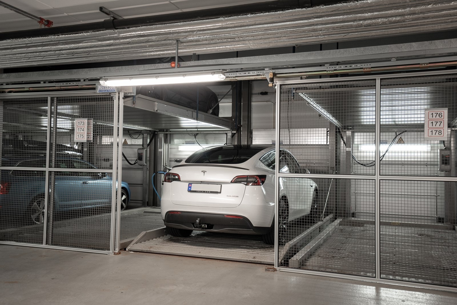 Leiligheten disponerer parkeringsplass nr. 50173 i borettslagets fellesareal. Galleribilde