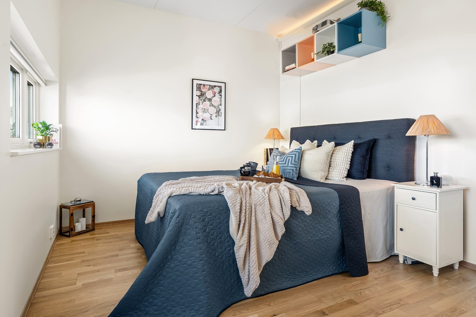 Det er god plass til dobbeltseng og nattbord på hver side. Galleribilde