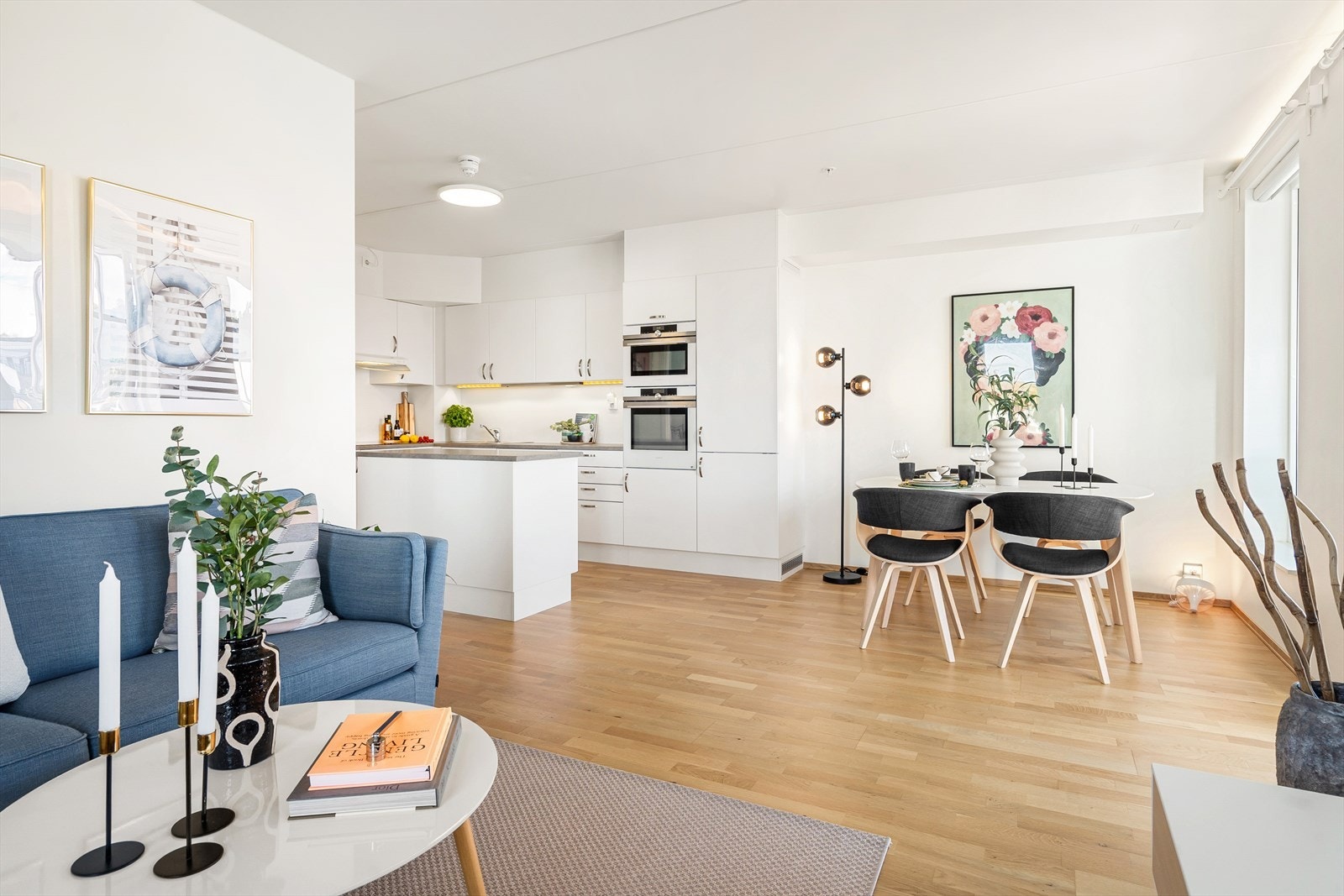 Ved kjøkkenet er det god plass til spisebord. Galleribilde