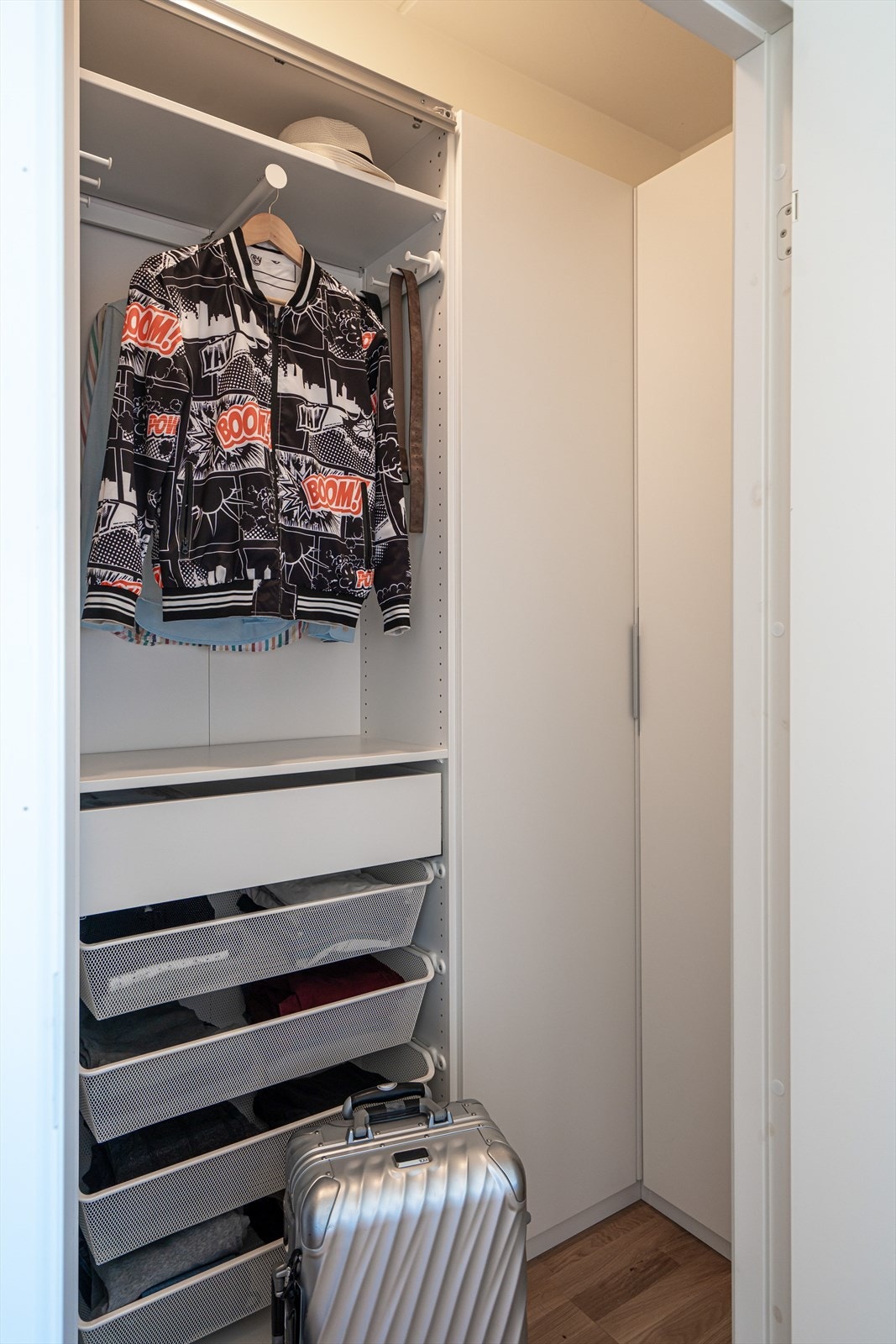 Det er i dag innredet med åpen gardeerobeløsning. Galleribilde