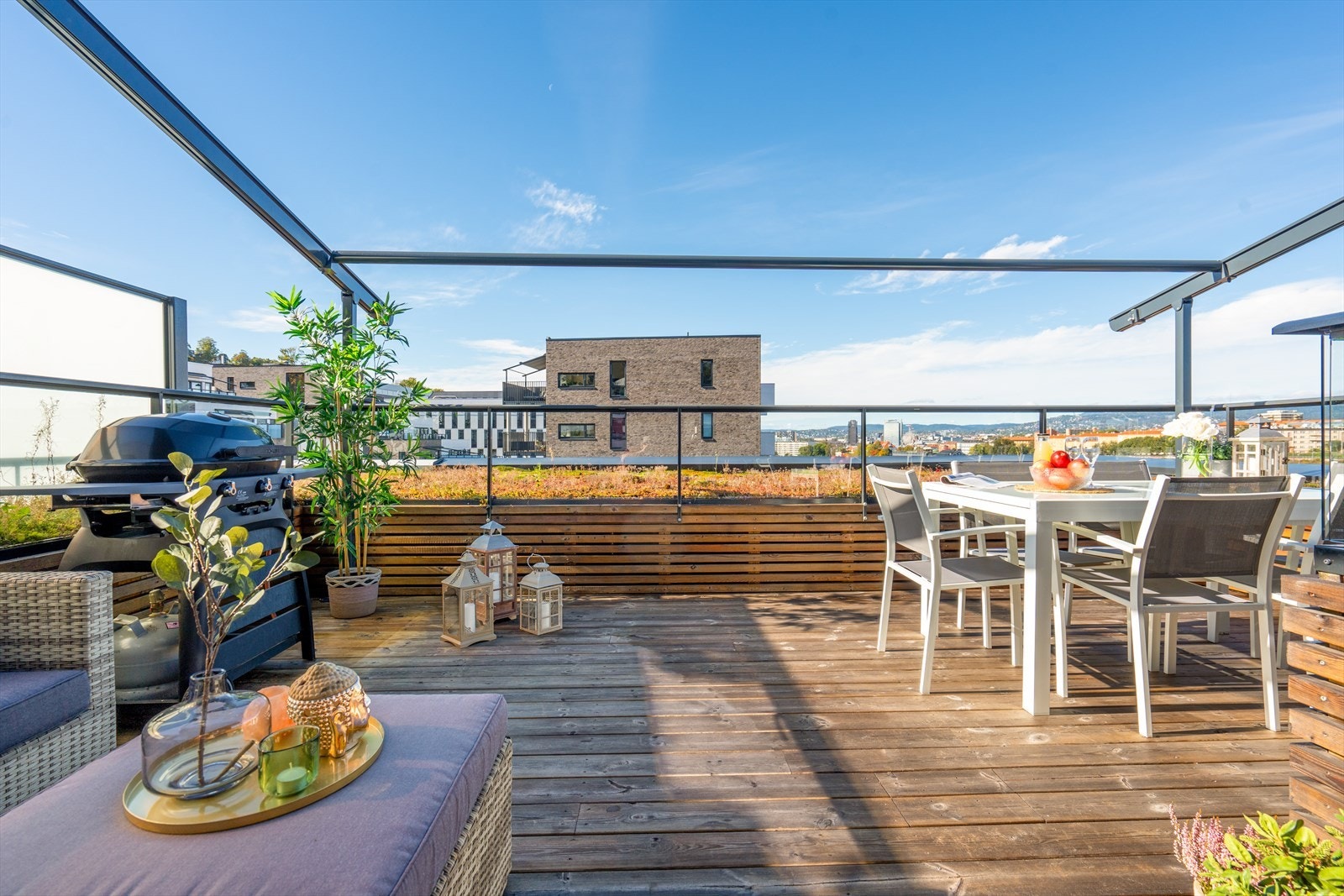 Fra stuen er det utgang til en solrik takterrasse på hele 21 kvm. Galleribilde