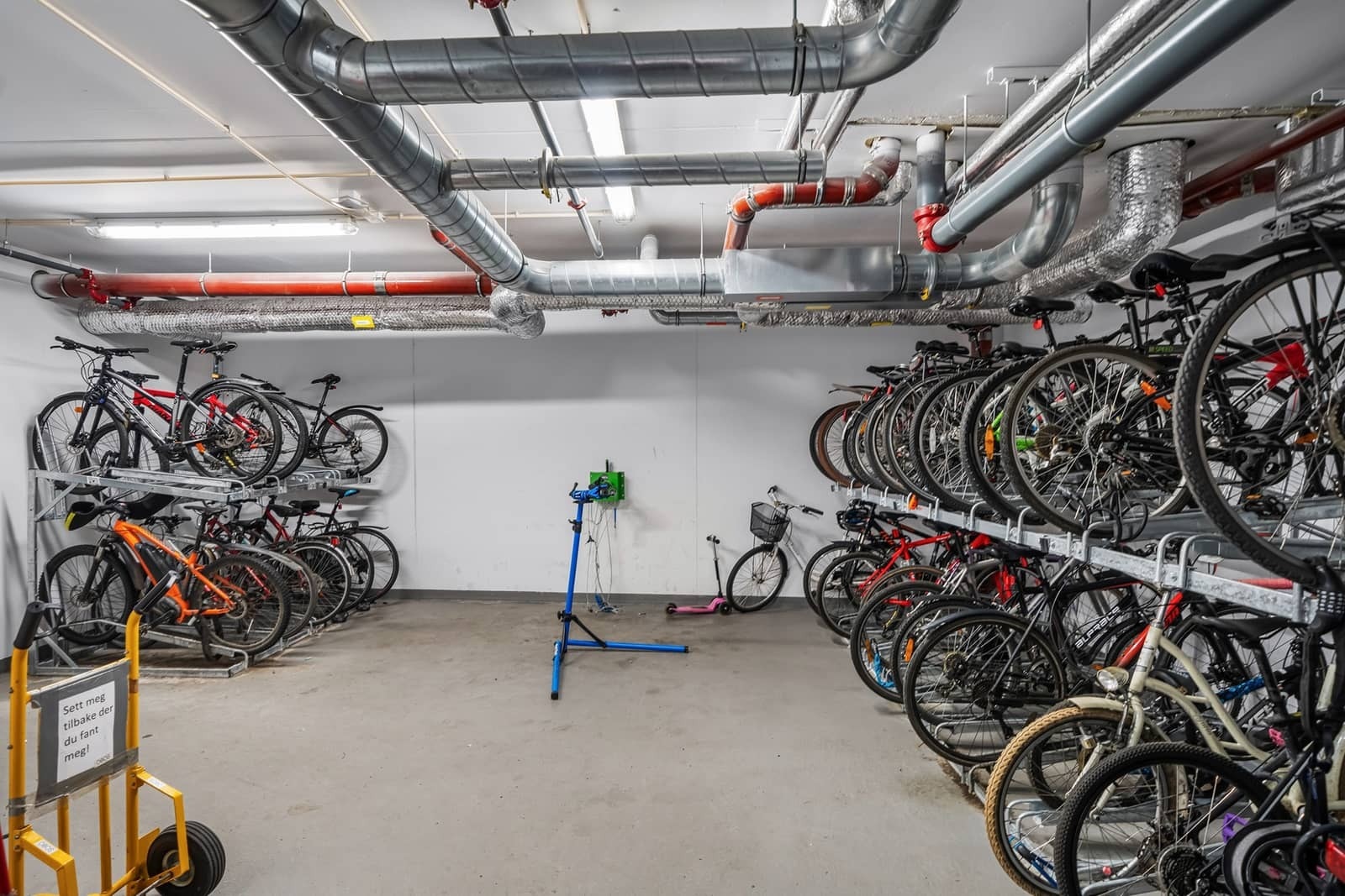 Det er sykkelrom for oppbevaring samt "mekke-stativ". Galleribilde