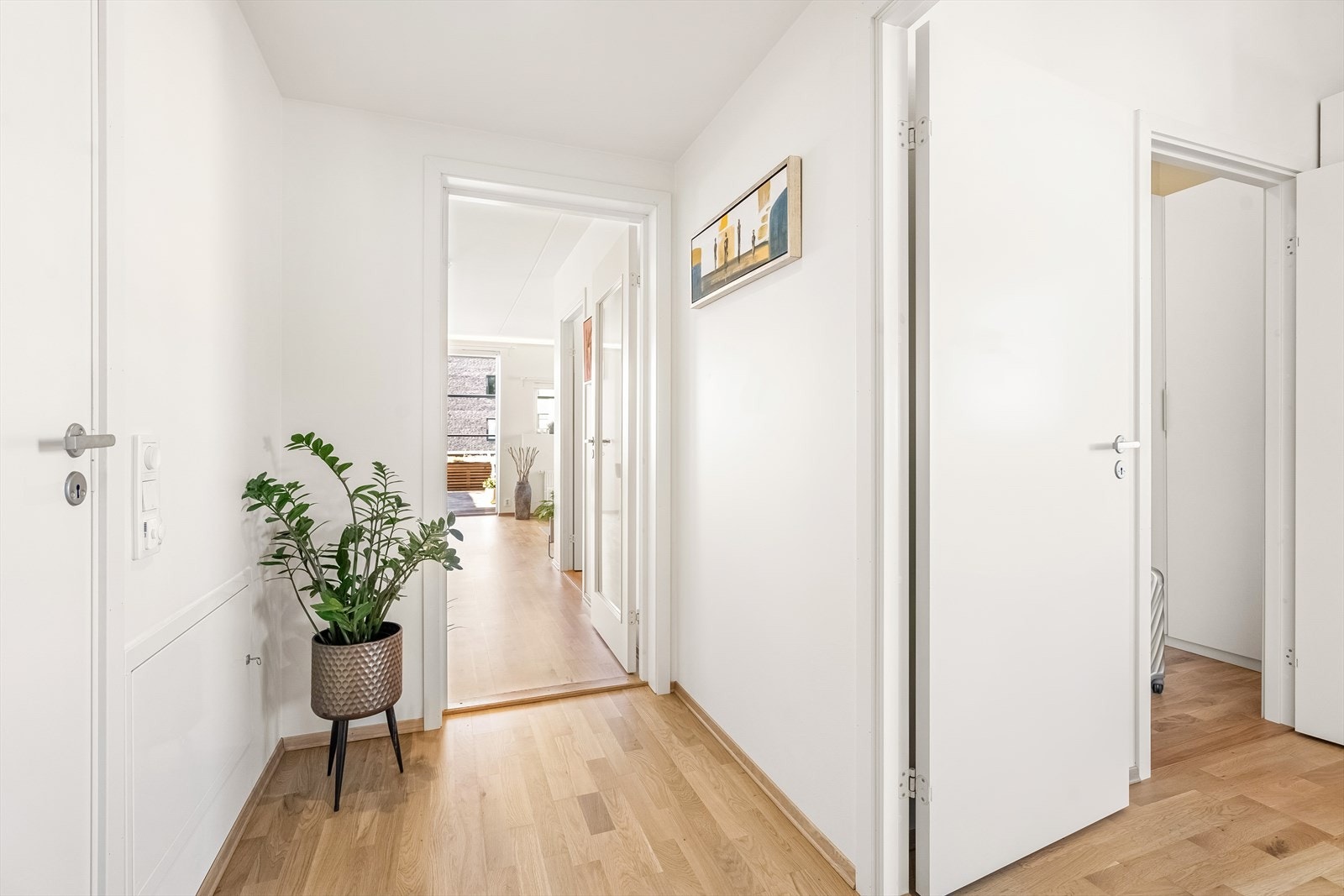 Det er god plass til knagger og skohylle for oppbevaring av yttertøy. Galleribilde
