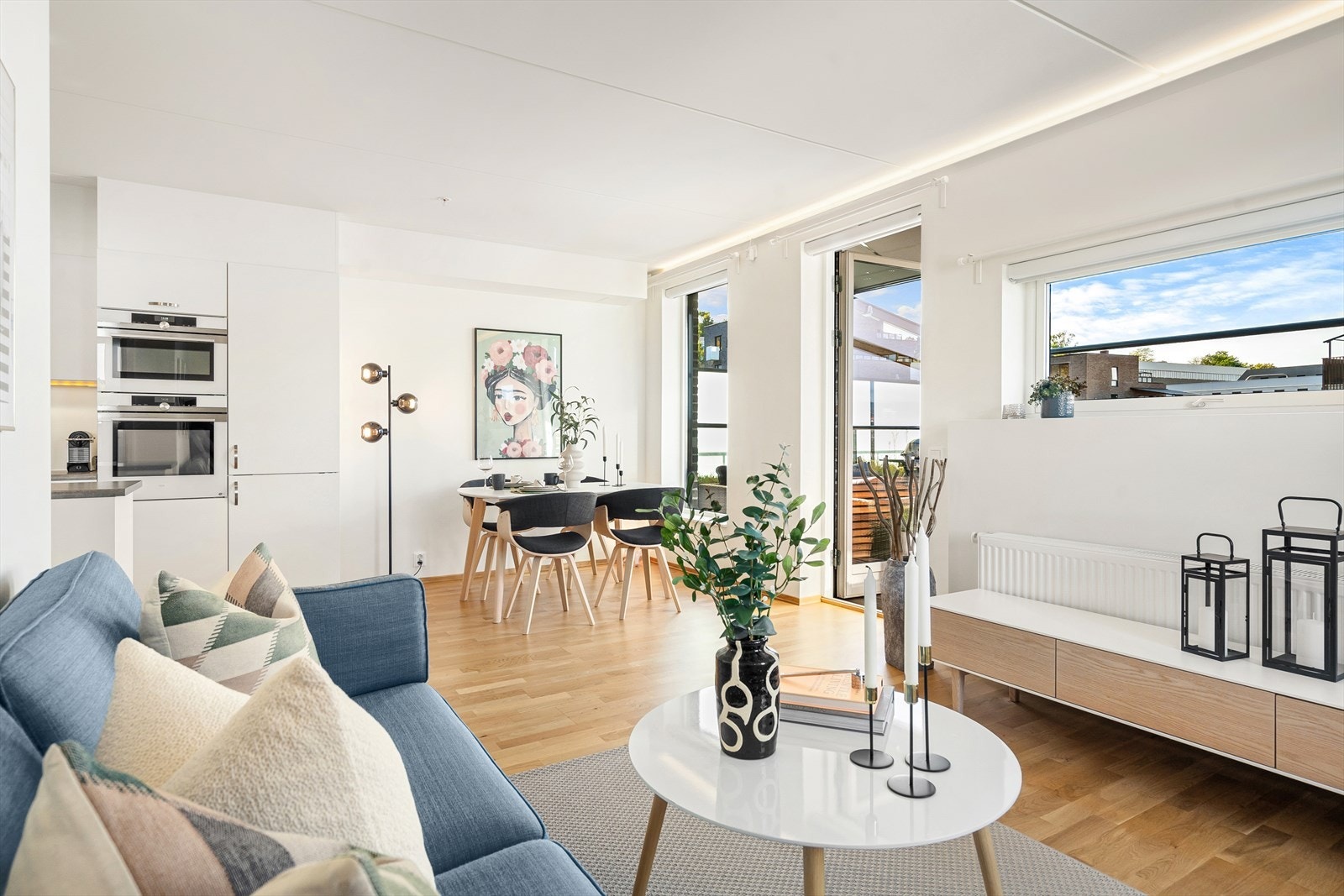 Det er godt lysinnslipp fra flere himmelretninger og store vindusflater. Galleribilde