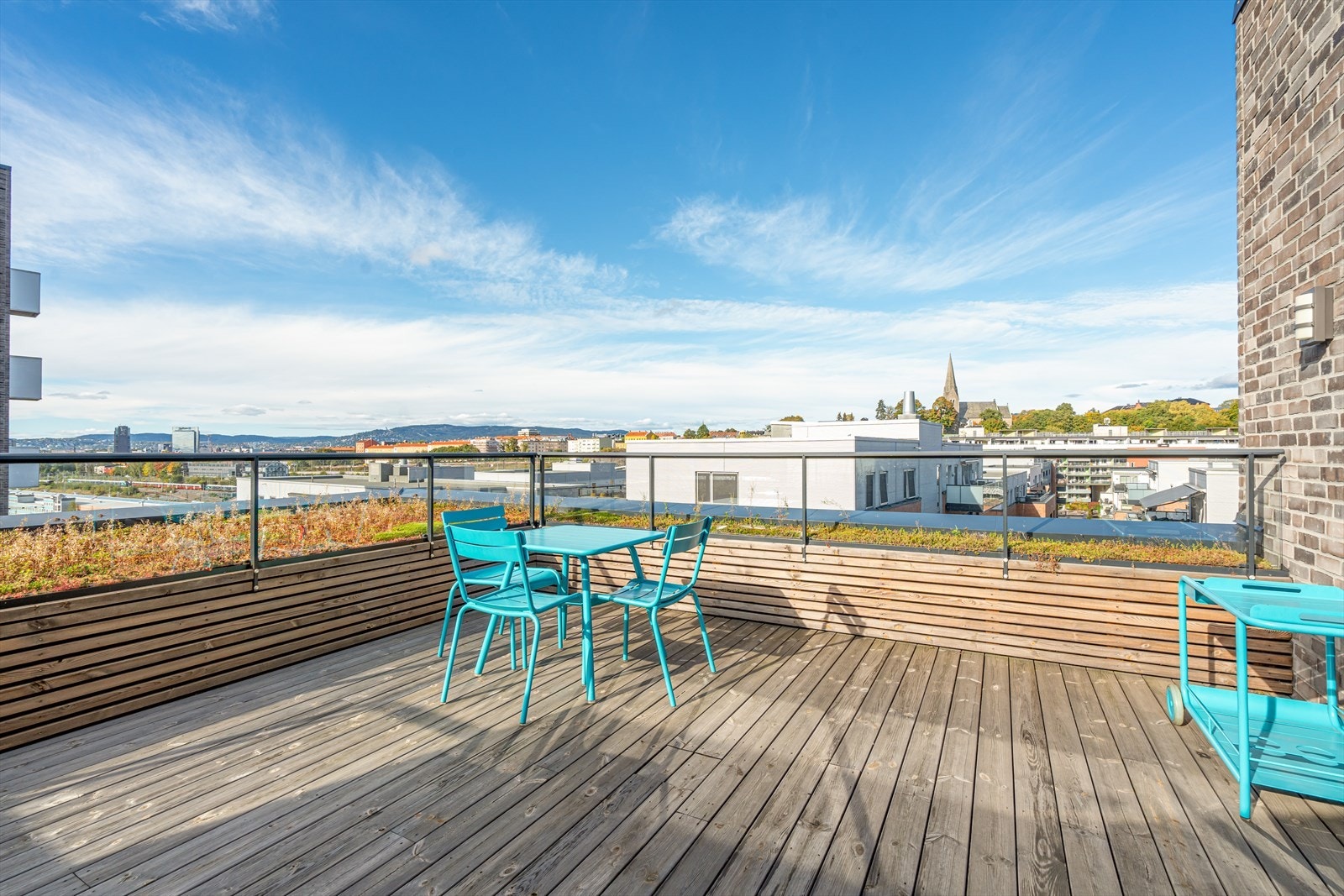 Det er felles takterrasse for beboerne med sittegrupper. Galleribilde