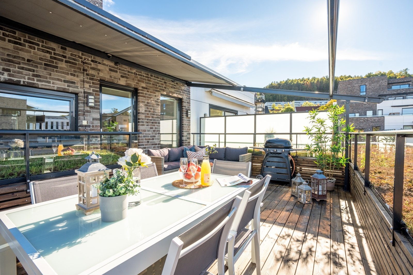 Det er montert elektrisk pergola over terrassen. Galleribilde