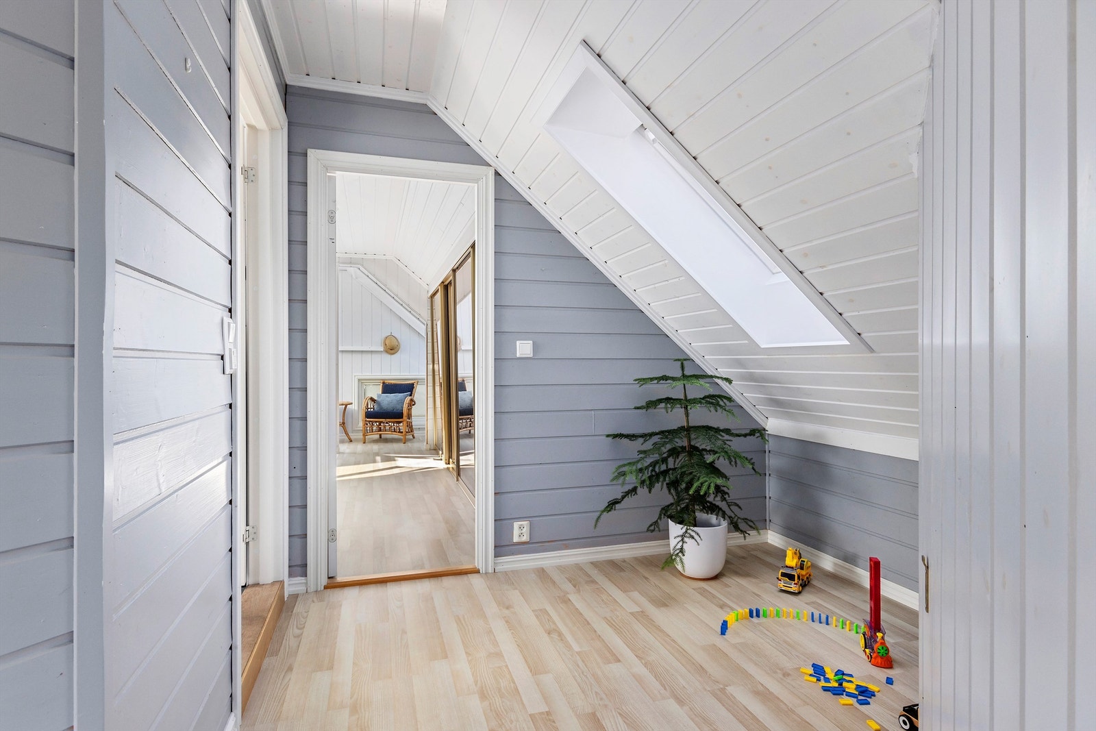 Gang i loftsetasjen har takvindu, som slipper inn ekstra lys Galleribilde