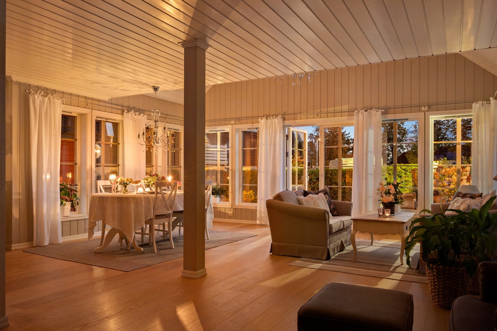 Boligen går over to etasjer og har blant annet to stuer Galleribilde