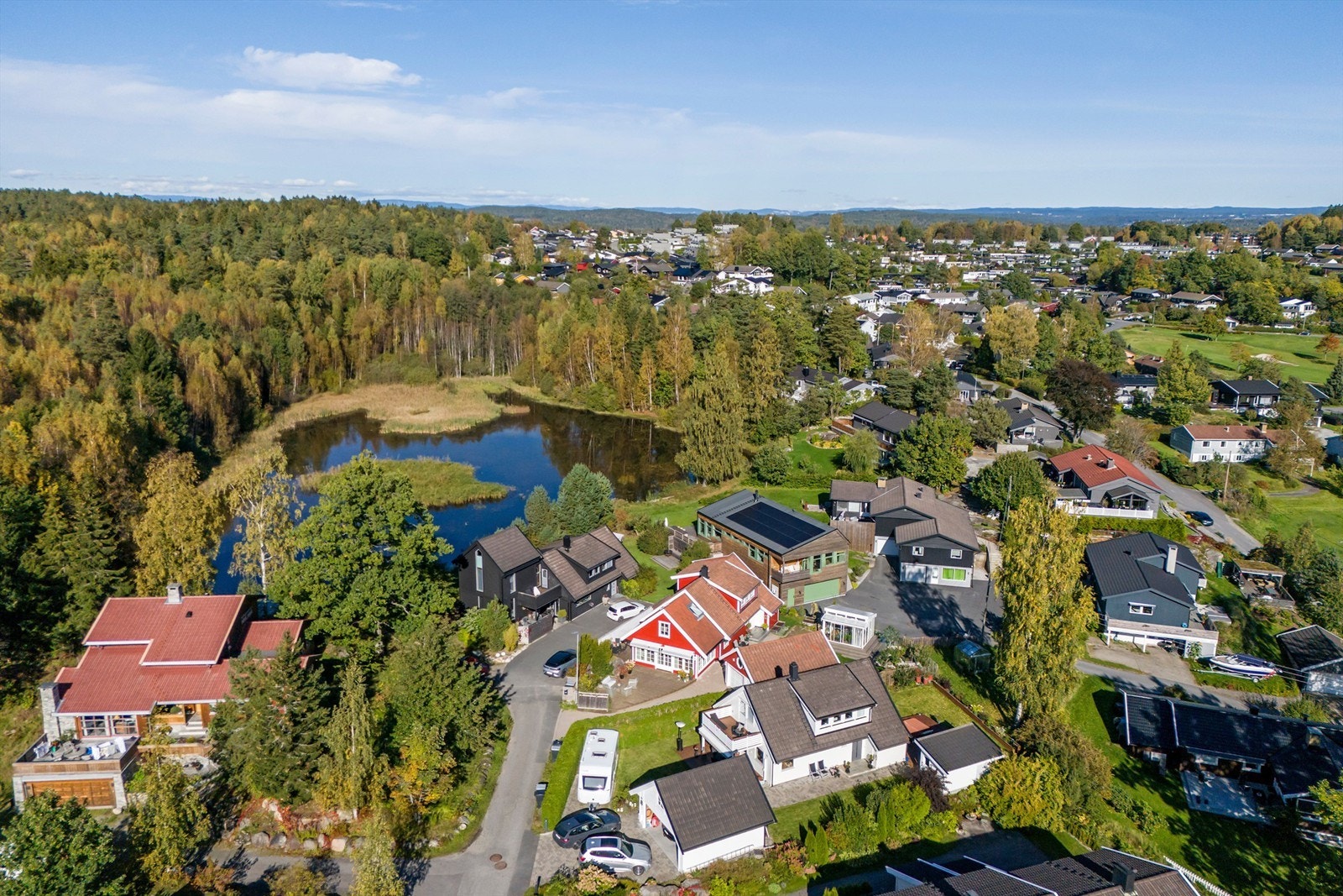 Eiendommen ligger i et attraktivt og barnevennlig boligområde på Belsjø, ca. 10 minutter fra Drøbak sentrum Galleribilde