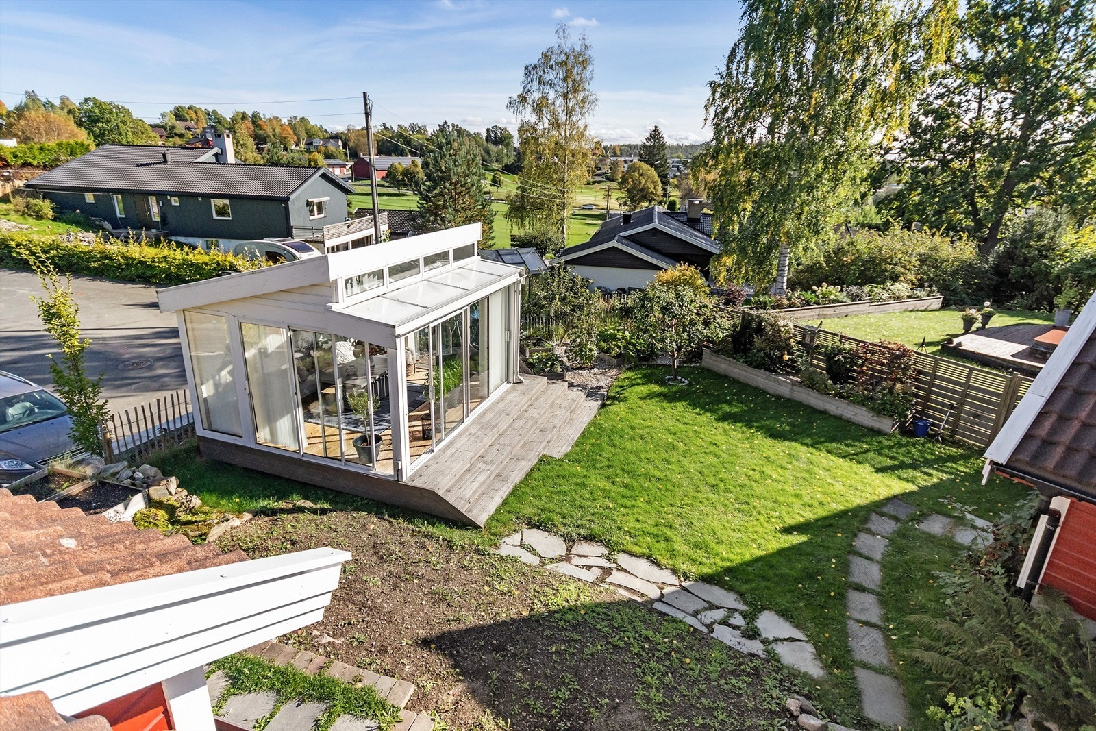 Tomten er på 576,3 kvm. og er svakt skrånende Galleribilde