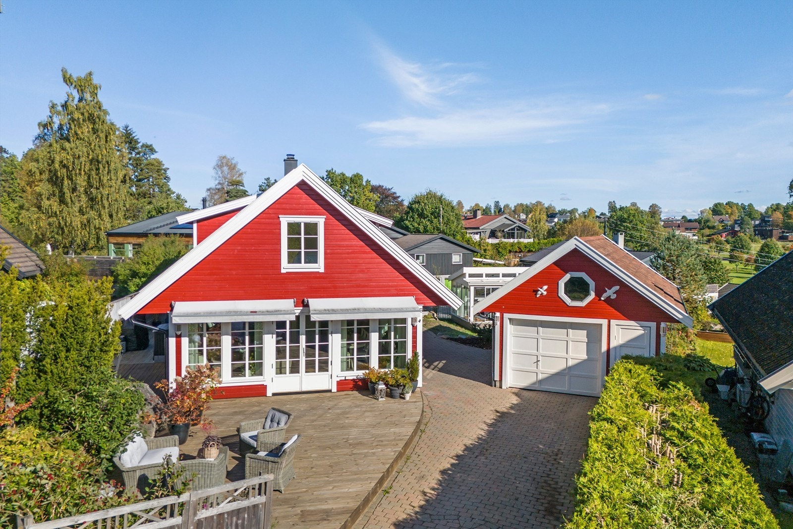 Parkering i garasje med bod i bakkant Galleribilde