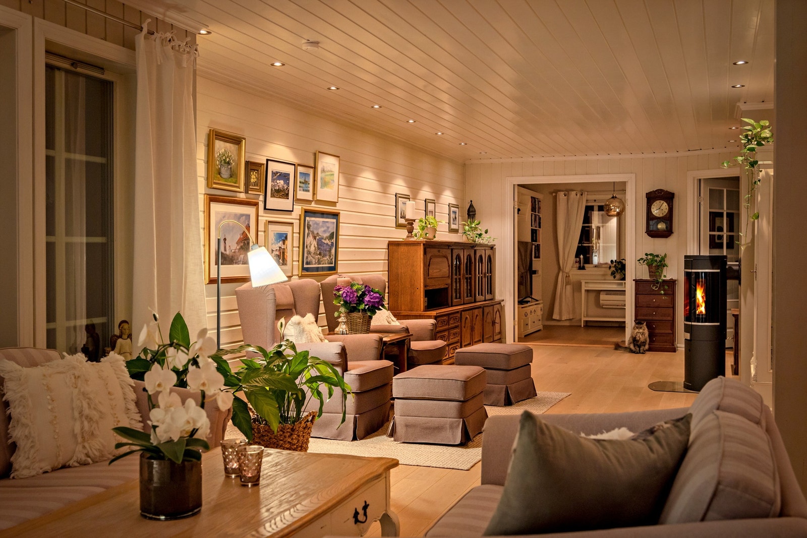 Dagligstuen kan møbleres med sofagrupper, bord og seksjoner Galleribilde