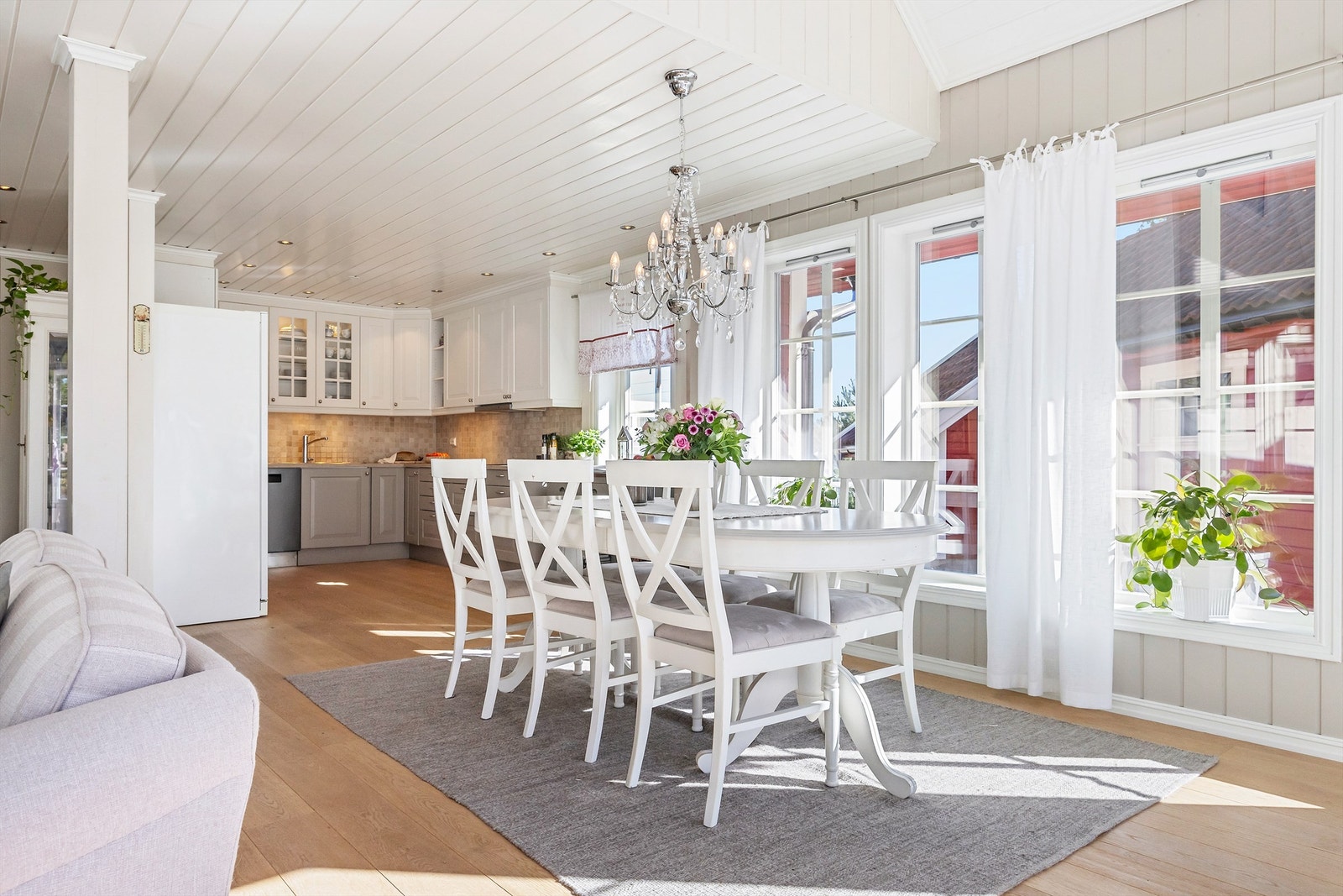 Spisebord og stoler kan plasseres i praktisk tilknytning til kjøkkenet Galleribilde