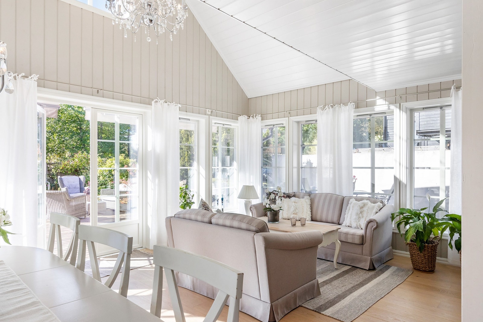 Vinduer fra gulv til tak slipper inn mye naturlig lys Galleribilde