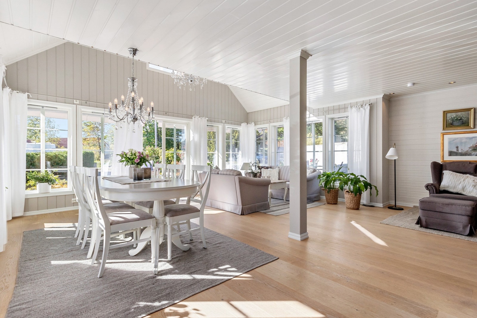 Dagligstuen er stor og lys med ekstra takhøyde i deler av rommet Galleribilde