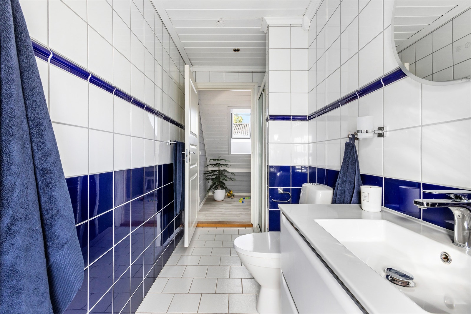 Flislagt bad fra ca. 2002 med varme i gulv og himlingsflate utført i panel, med downlights Galleribilde