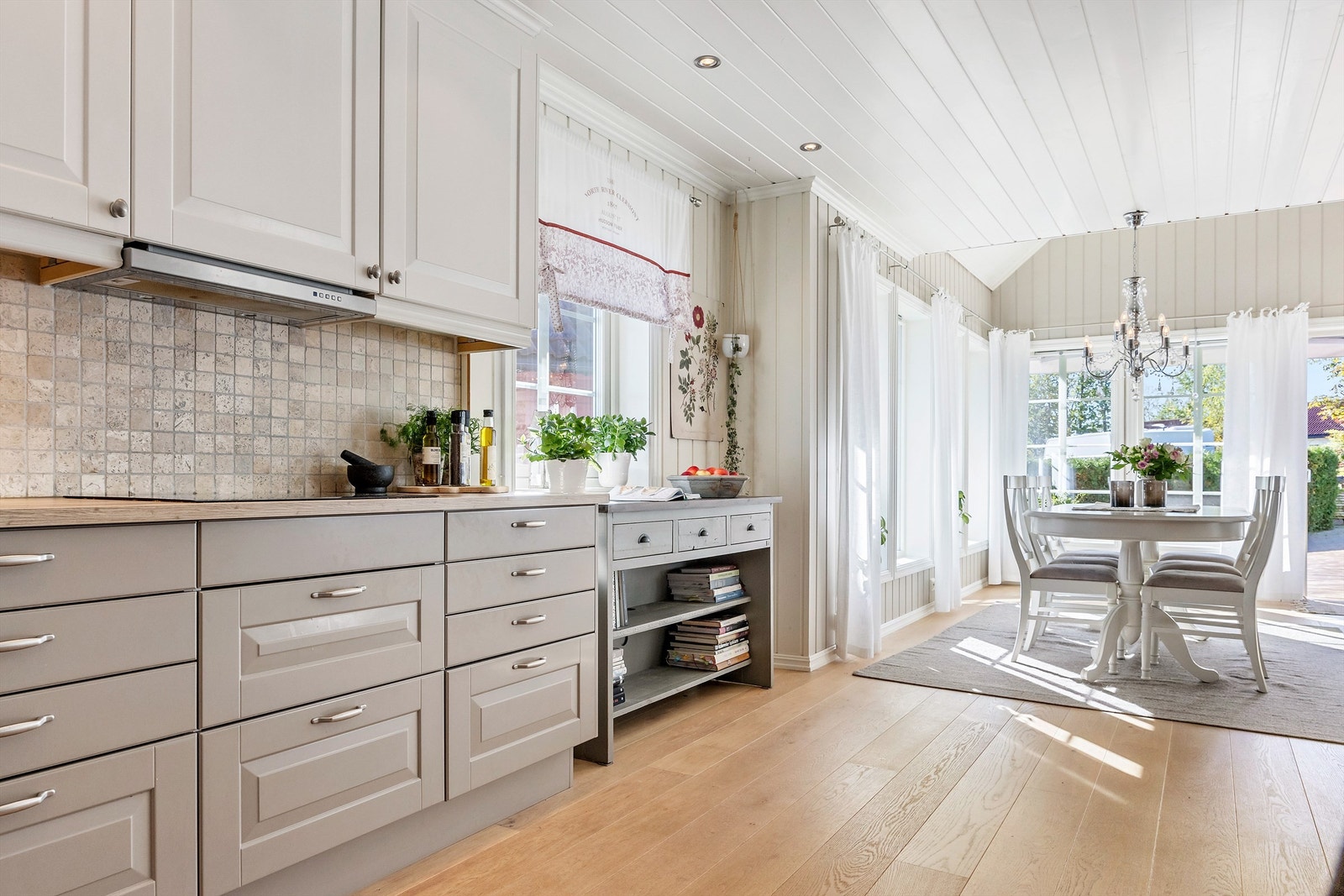 Kjøkkenløsningen er fra 2007 og er av merket Sigdal Galleribilde