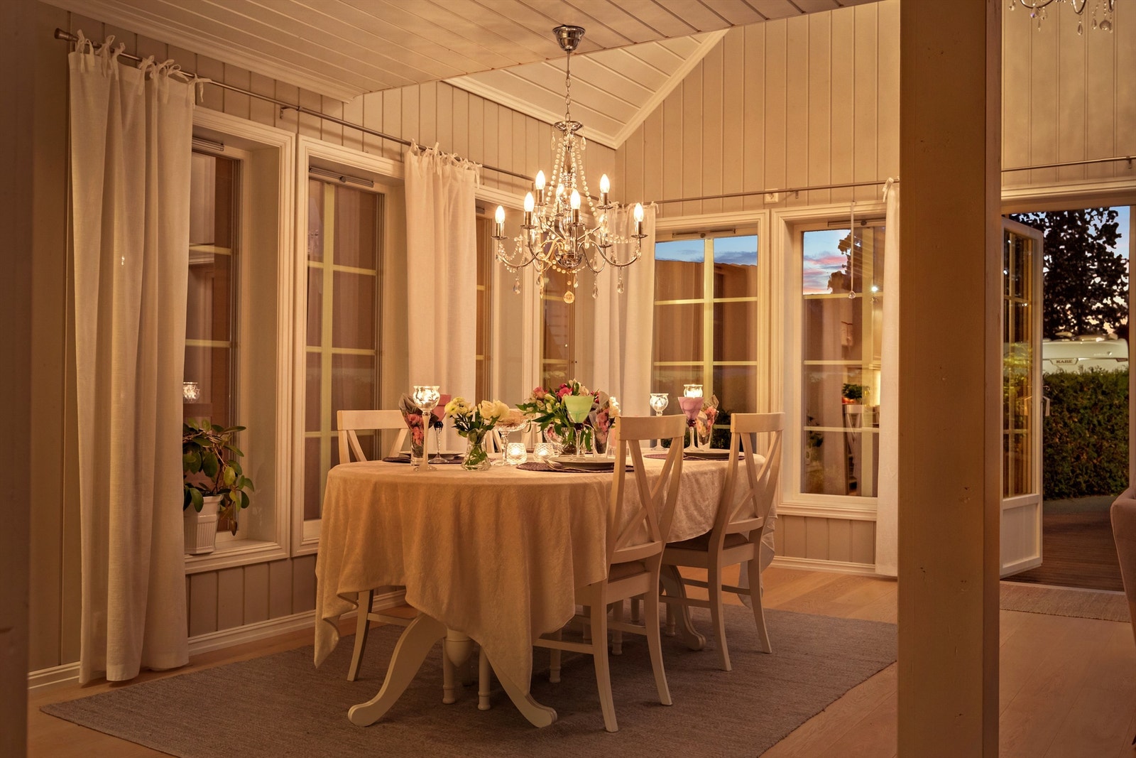 Lun kveldsstemning rundt spisebordet Galleribilde