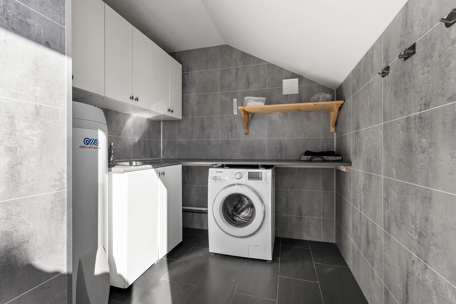 Vaskerom (tidligere sportsbod) ble rehabilitert i 2019 og har utvendig adkomst (det gjøres spesielt oppmerksom på at det er ukjent om det er søkt om/godkjent innredning av vaskerom) Galleribilde