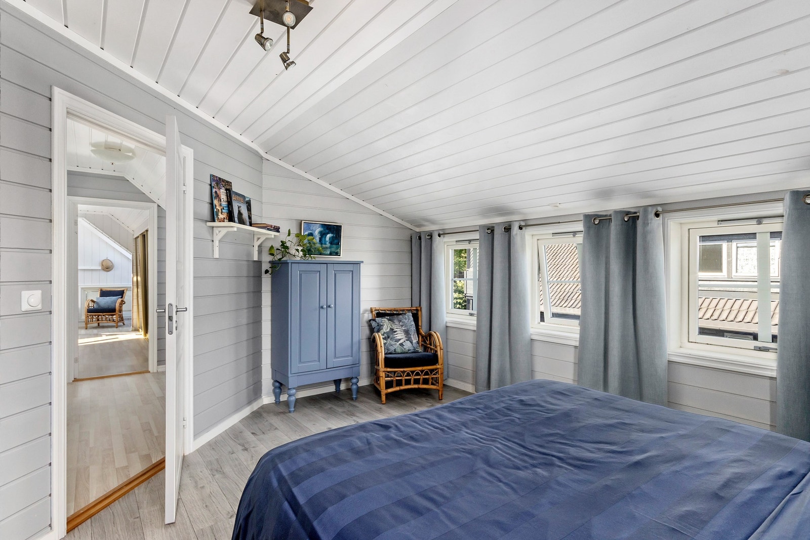 Soverommene er store og kan innredes med dobbeltseng, nattbord og skrivepult Galleribilde