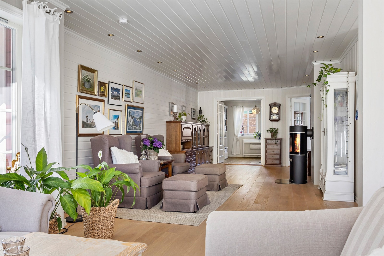 I stuen er det en peisovn som varmer godt på kjølige dager Galleribilde