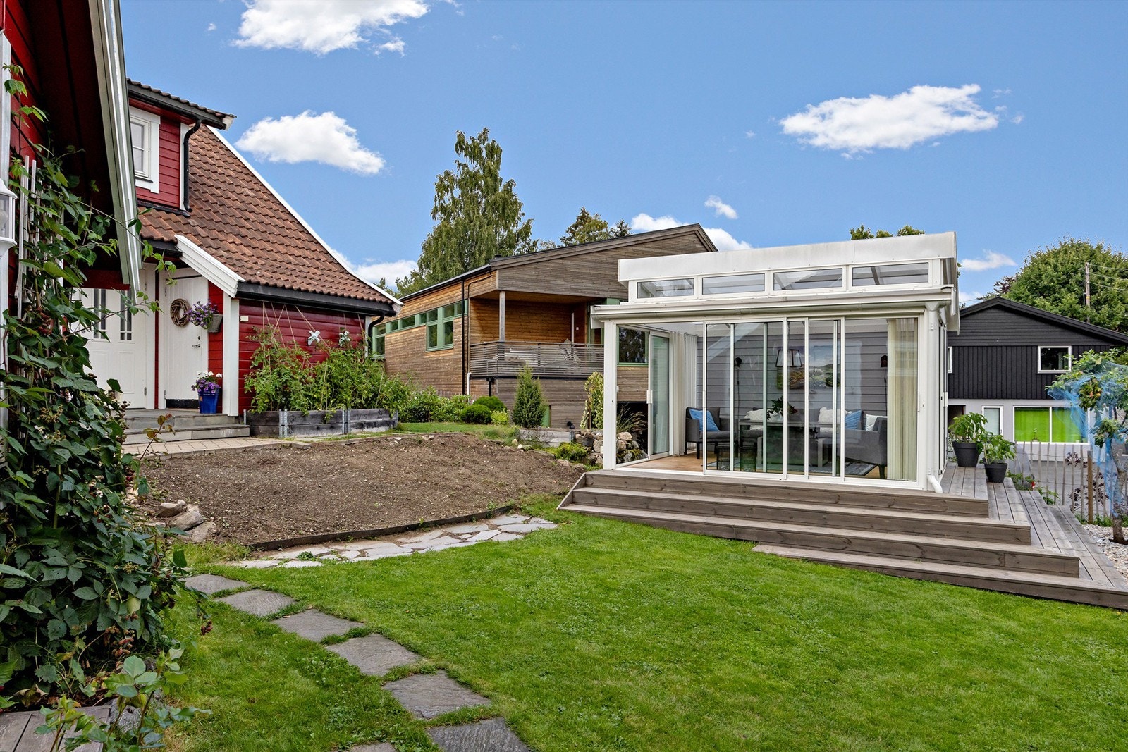 Den lille skråningen i hagen pleier å være en nydelig blomstereng. Se påfølgende bilder --> Galleribilde