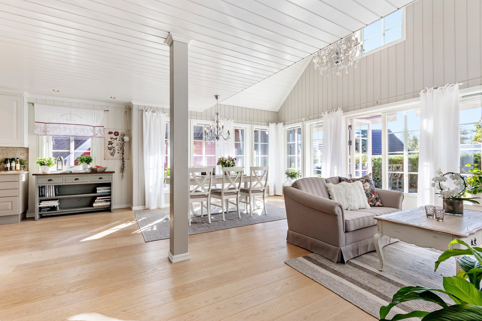 Gulvflater er belagt med parkett og veggoverflater er utført i malt trepanel Galleribilde