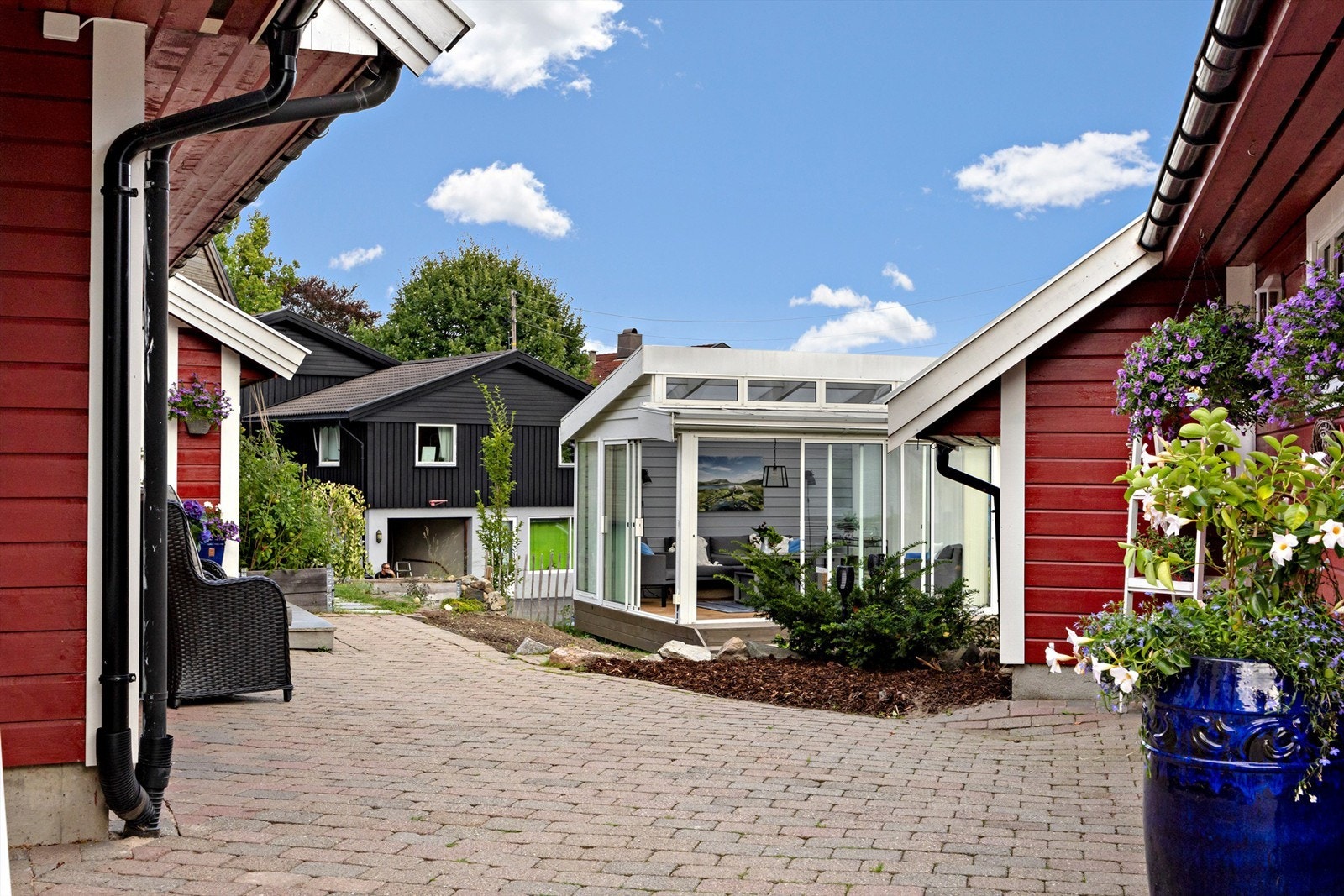 Det er fine uteområder rundt hele boligen Galleribilde