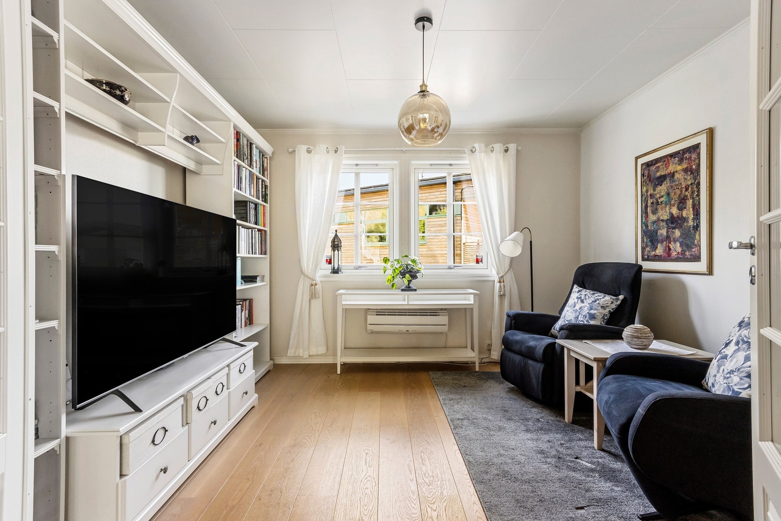 Det er montert luft-til-luft varmepumpe i TV-stuen Galleribilde