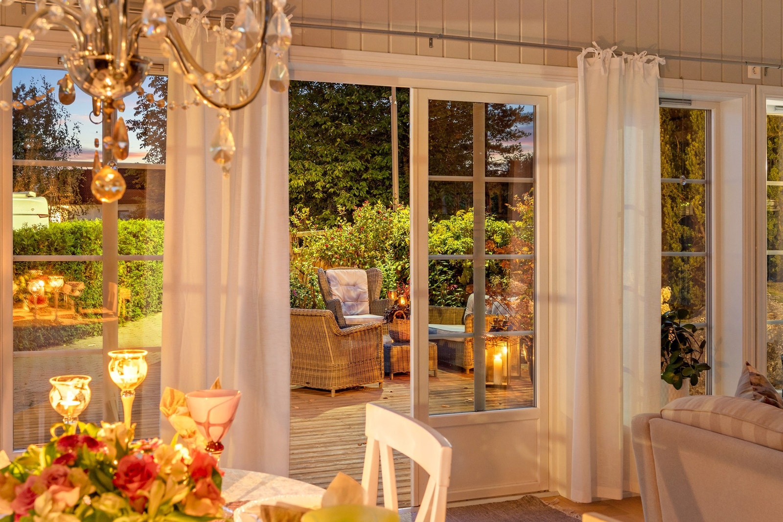 Terrassen fungerer som en forlengelse av stuen i sommerhalvåret Galleribilde