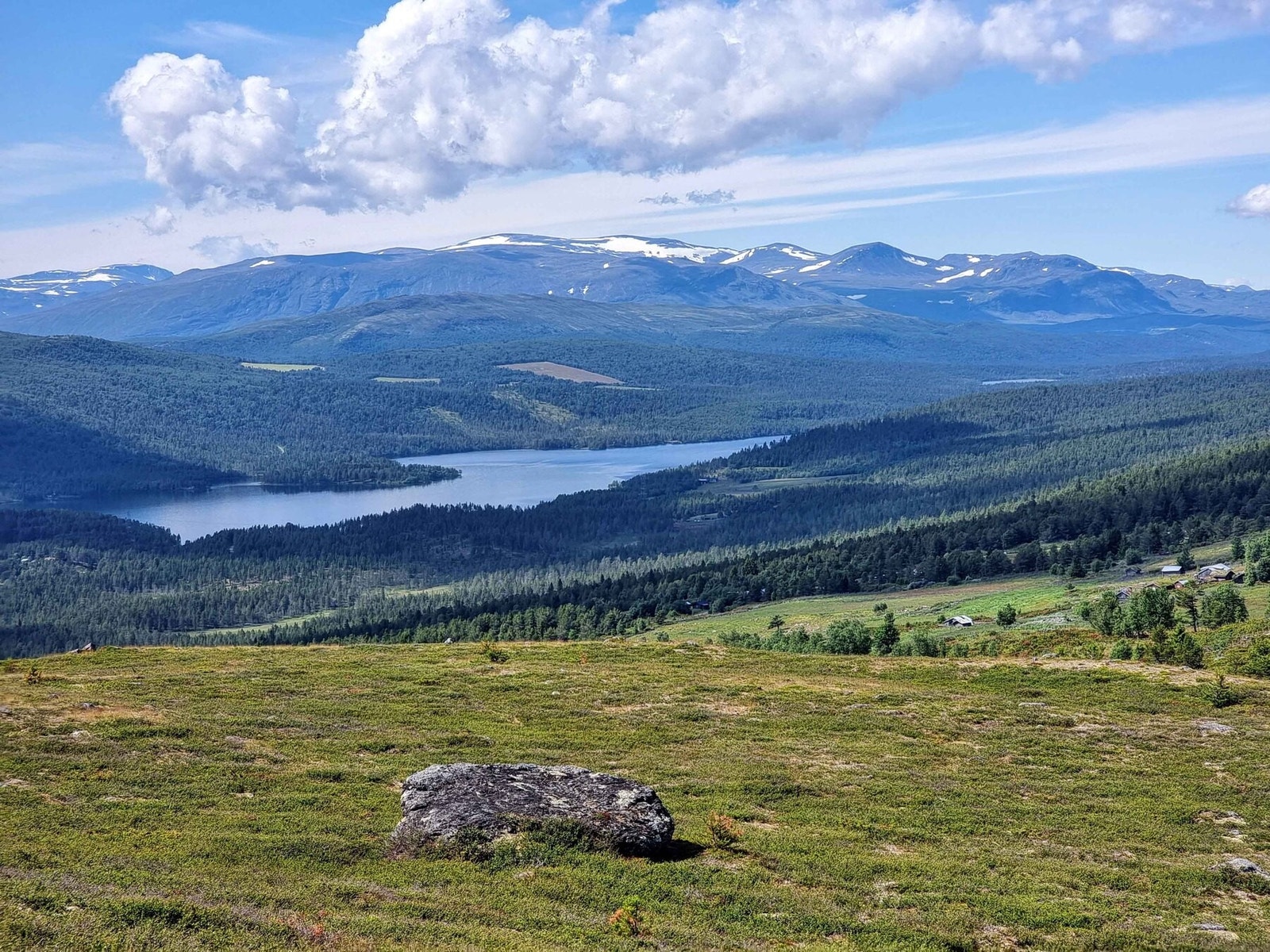Foto fra området mot Flatningen og Jotunheimen. Nydelig landskap! Galleribilde