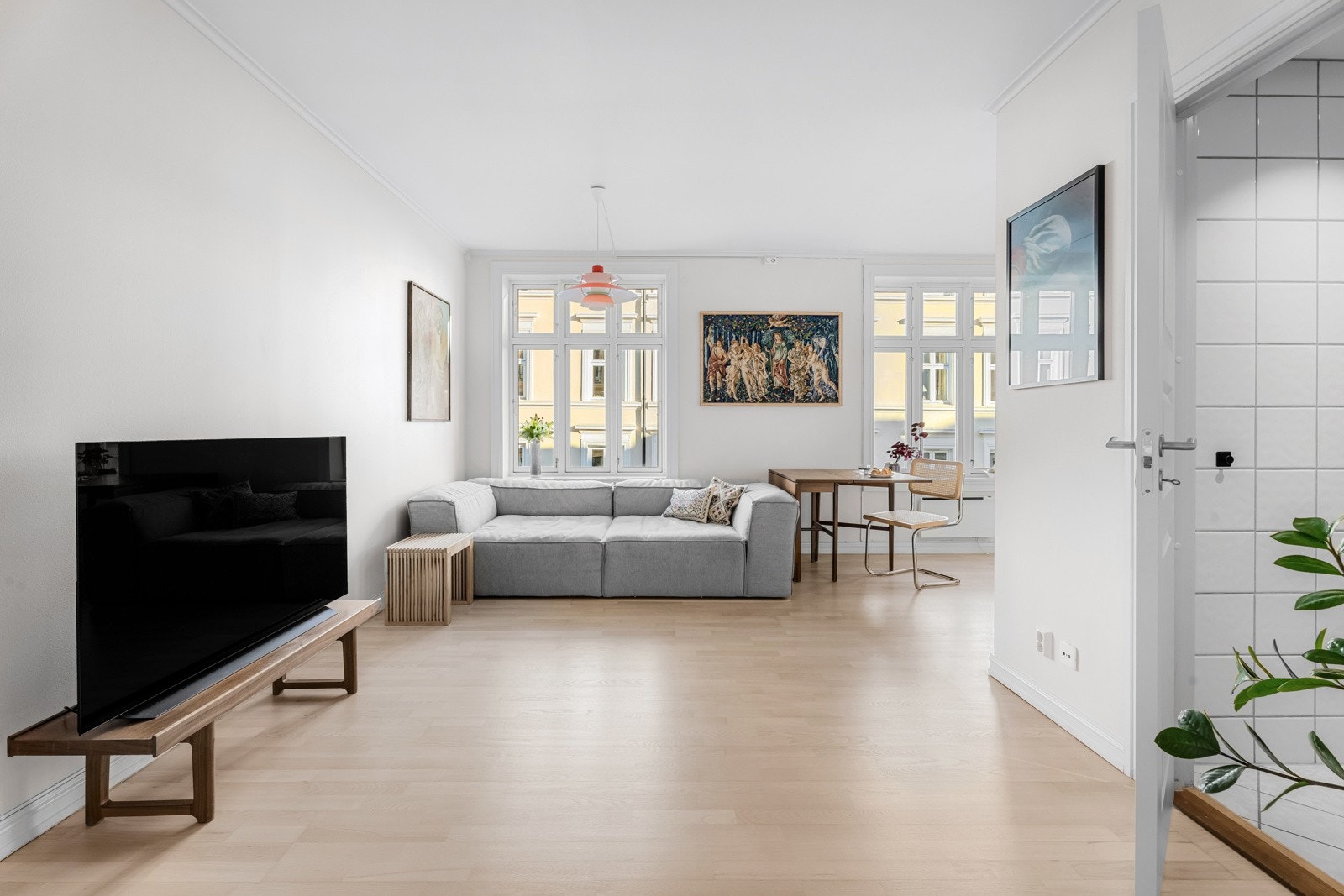 Leiligheten har store vindusflater som slipper inn mye naturlig lys. Galleribilde