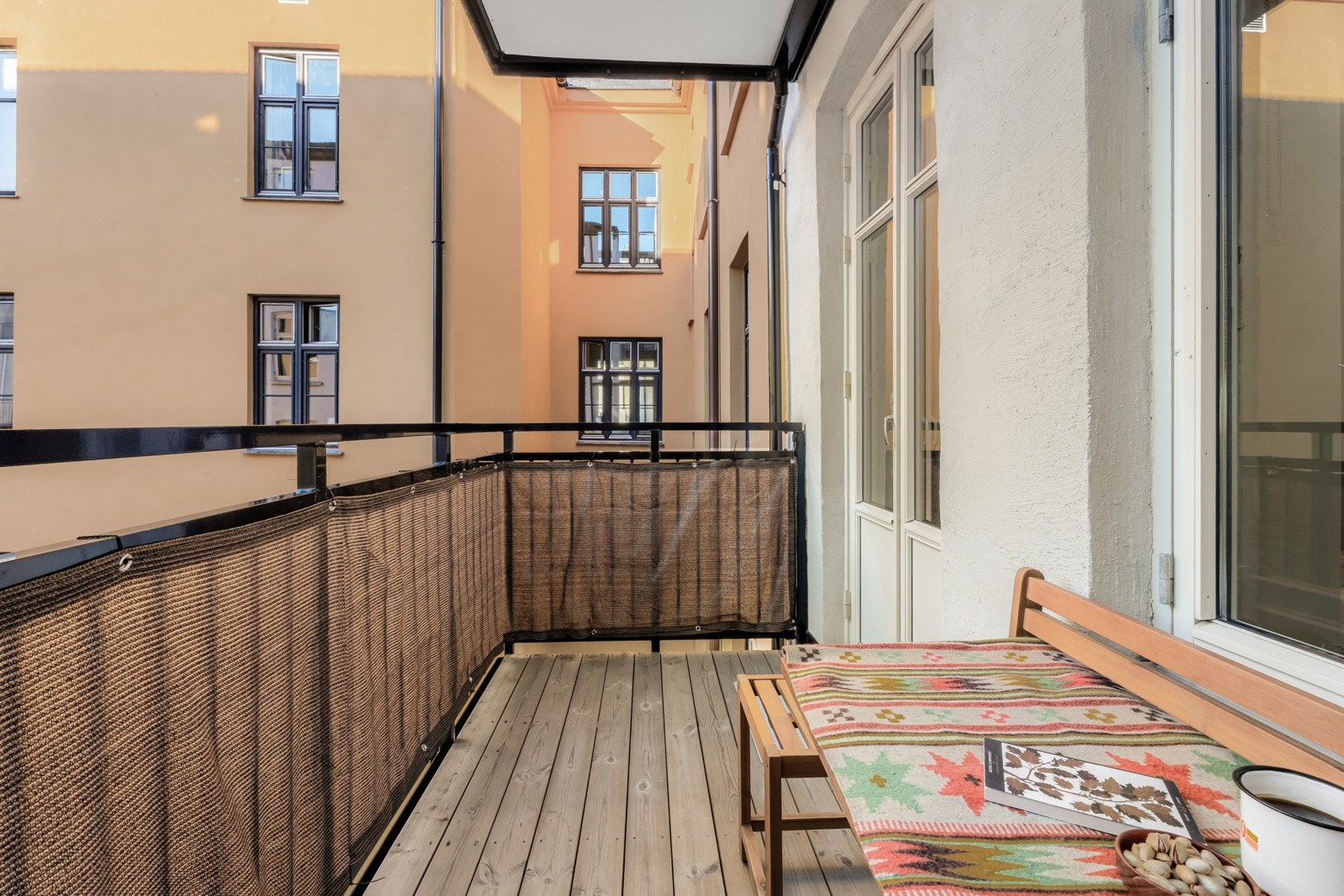 Høytliggende og tilbaketrukket balkong. Galleribilde