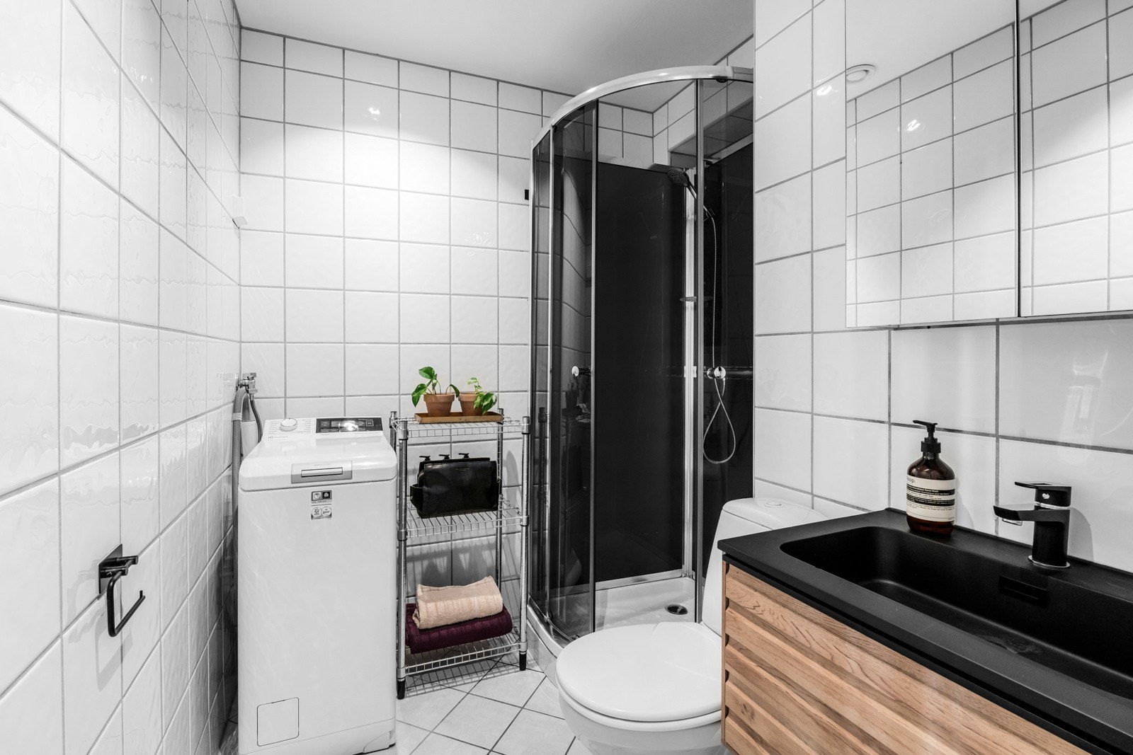 Helfliset baderom med gulvvarme og opplegg for vaskemaskin. Galleribilde