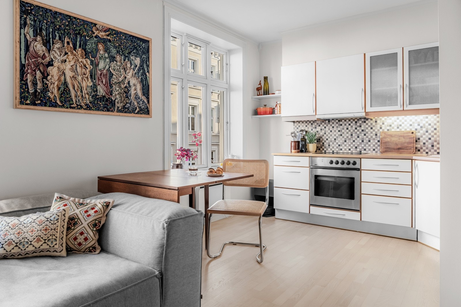Leiligheten har en praktisk planløsning med åpen kjøkkenløsning vendt mot stue. Galleribilde