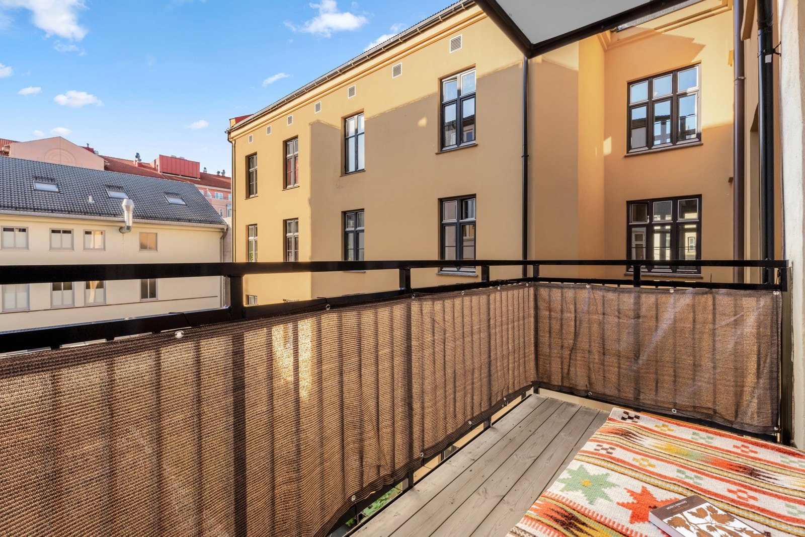 Leilighetens balkong og soverom er vendt mot rolig, hyggelig bakgård. Galleribilde