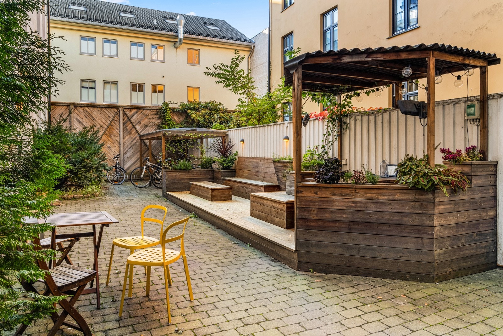 Felles, hyggelig bakgård med felles sittegruppe. Galleribilde